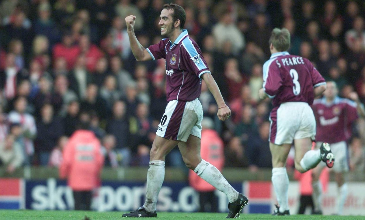 Cựu danh thủ Paolo Di Canio hồi còn thi đấu cho West Ham. Ảnh: Whufc.com 