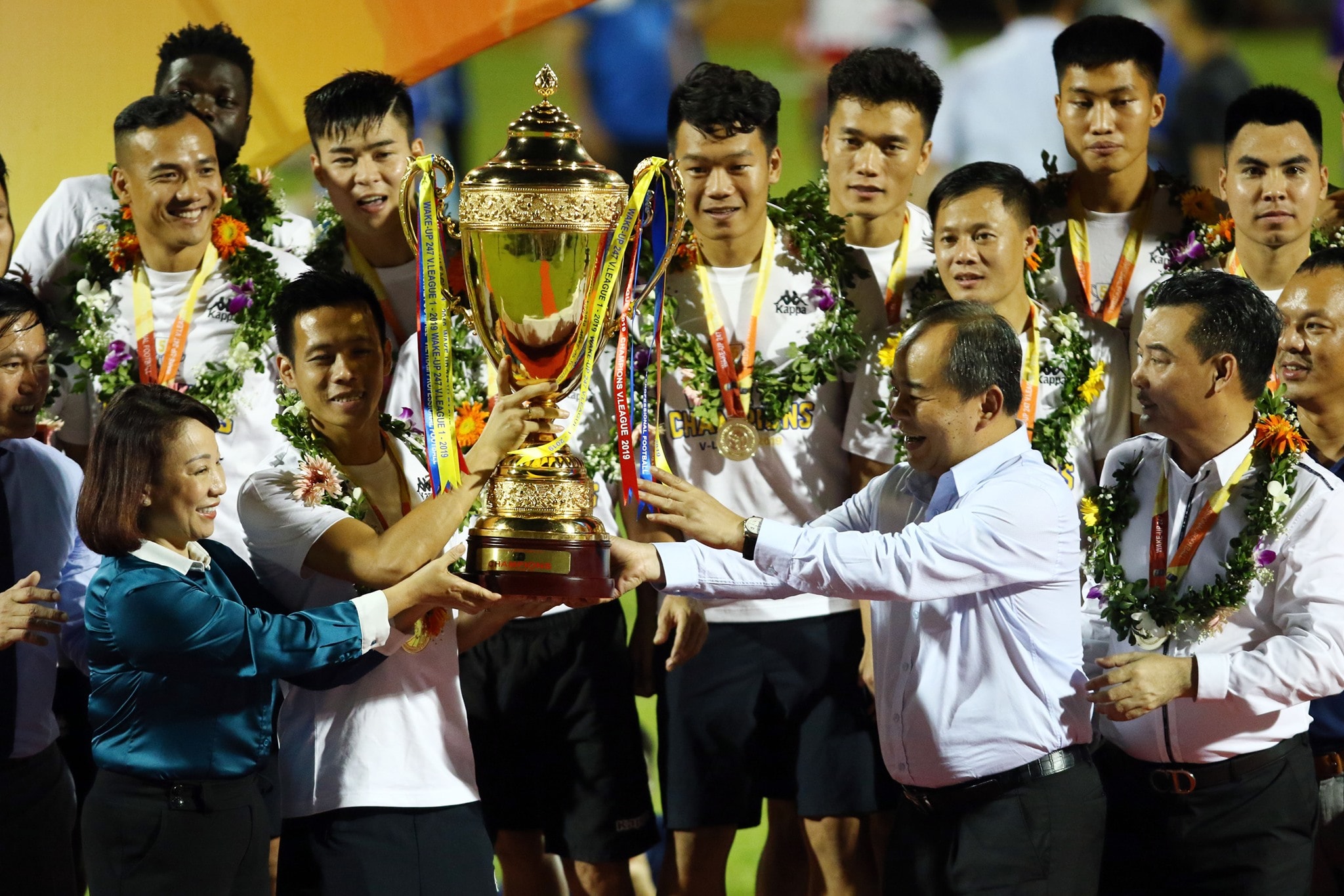 Theo đó, Văn Quyết là cầu thủ xuất sắc nhất V.League 2019. Ảnh: VPF