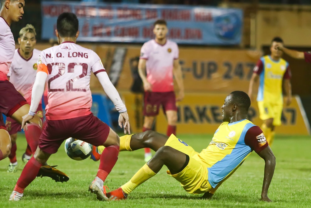 Đội bóng thua nhiều nhất tại V.League 2019 cũng là S. Khánh Hòa. Các học trò của HLV Võ Đình Tân ghi ít bàn thắng nhất với chỉ 31 bàn thắng. Ảnh: VPF