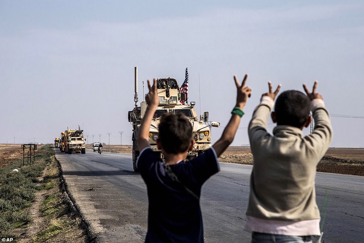 Đoàn xe bọc thép Mỹ đi qua thị trấn Qamishli ở miền Đông Syria. Ảnh: AP