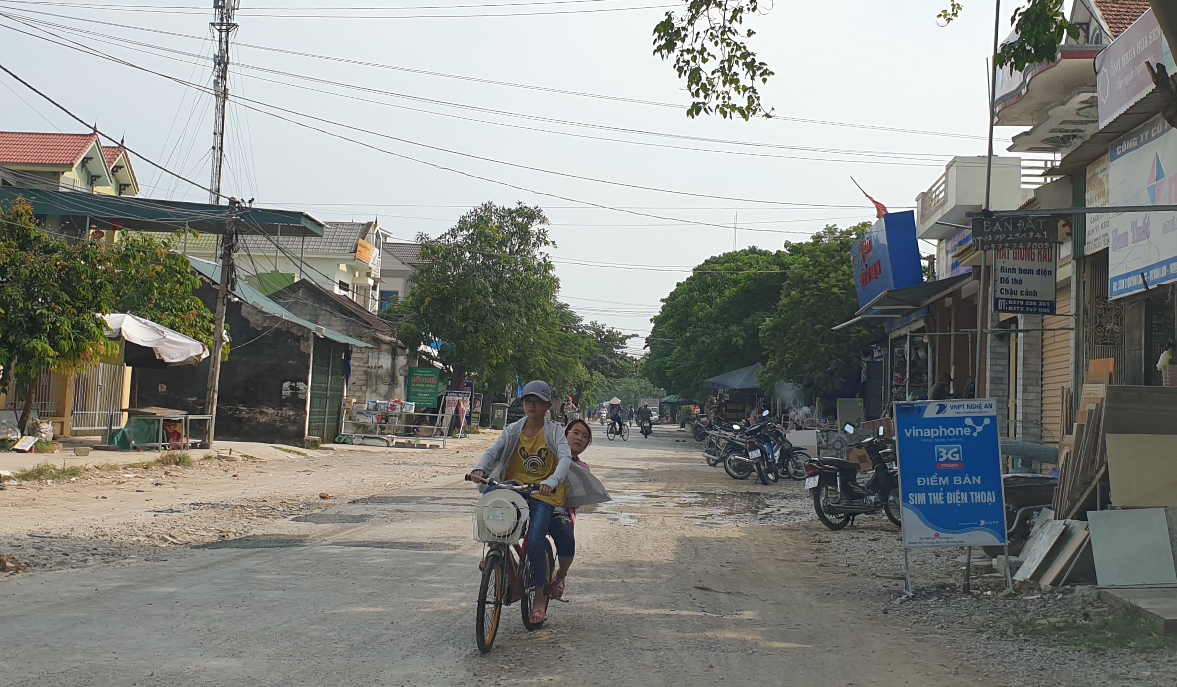 Khu vực 7 hộ dân đang lấn chiếm hành lang ATGT nằm cạnh chợ Mơ, xã Quỳnh Lương (Quỳnh Lưu). Ảnh: Tiến Hùng