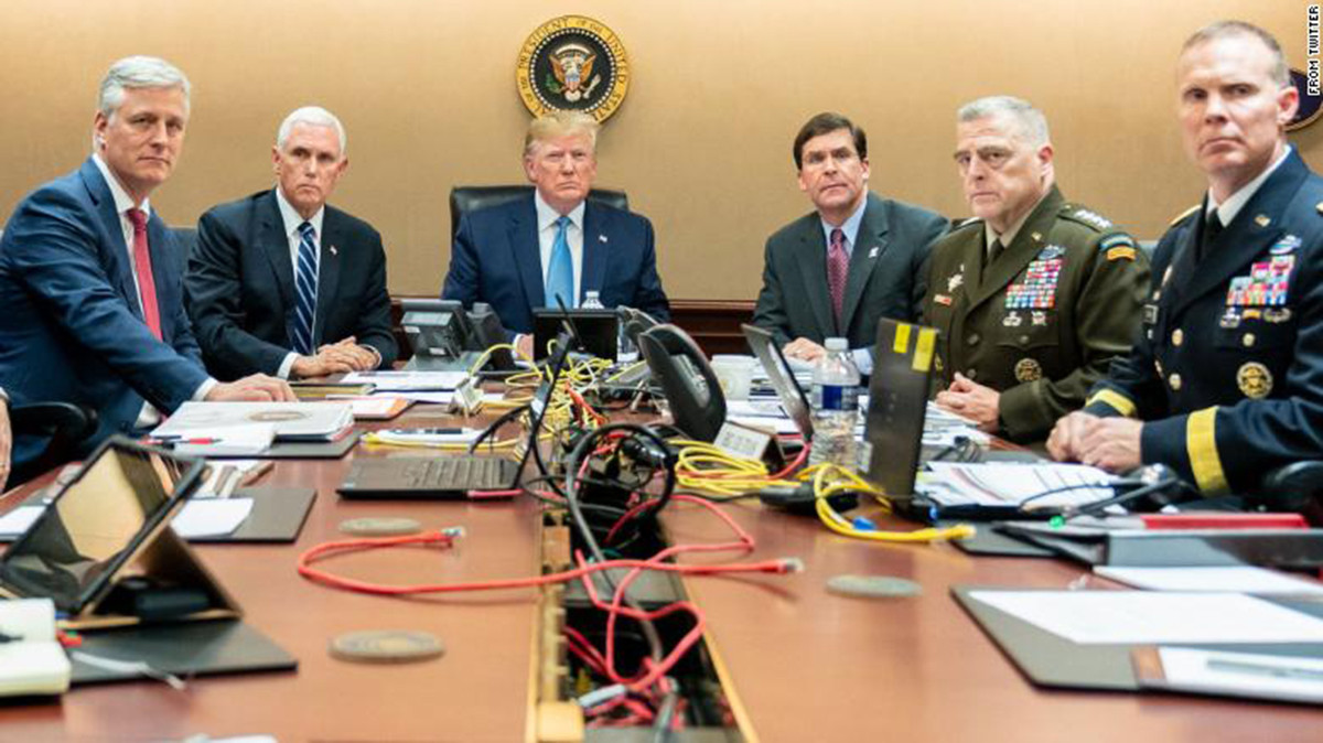 Tổng thống Trump ngồi cùng các quan chức chính quyền và quân sự trong Phòng Tình huống để theo dõi chiến dịch tiêu diệt thủ lĩnh IS. Ảnh: Nhà Trắng