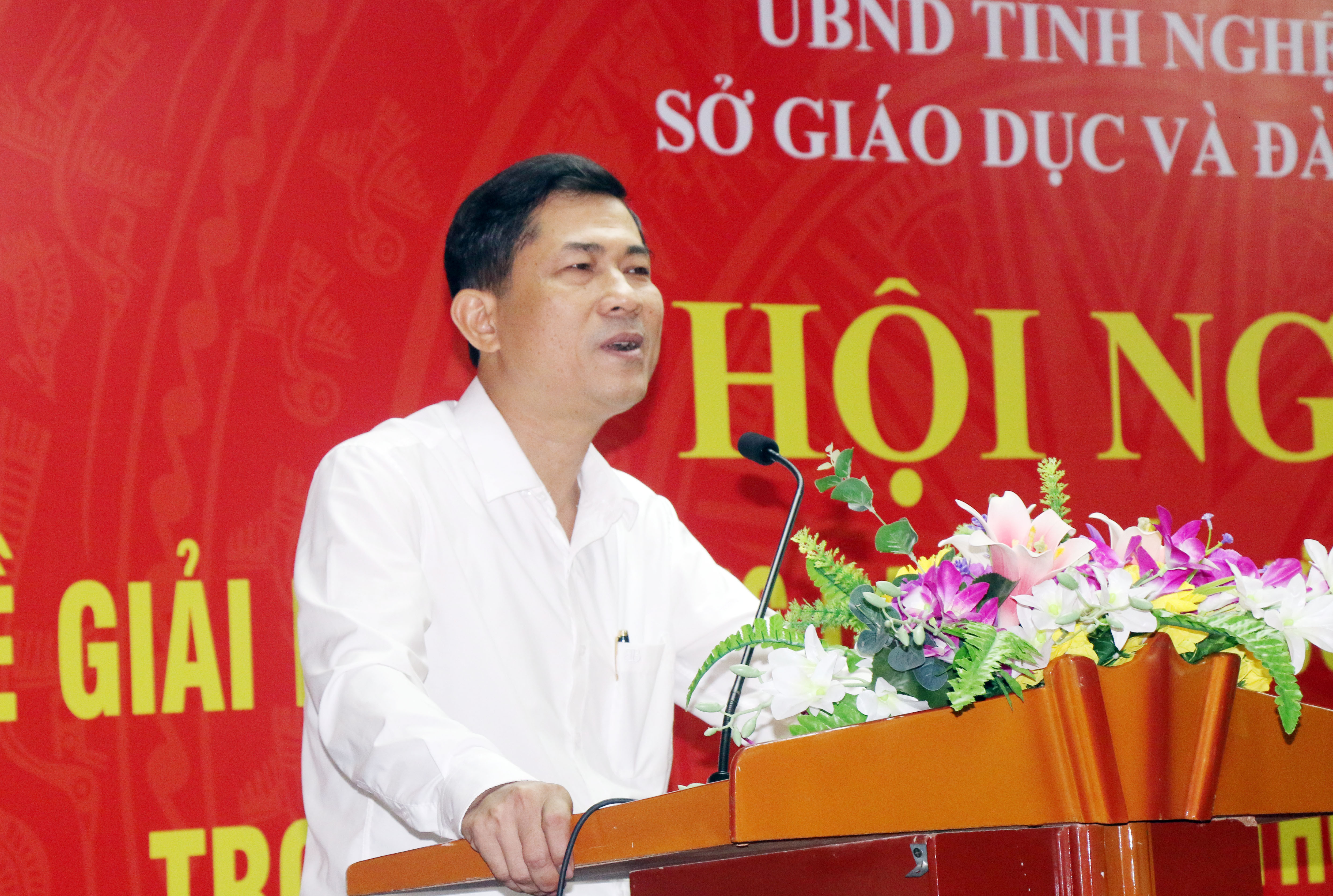 Giám đốc Sở Giáo dục và Đào tạo Thái Văn Thành phát biểu tại hội nghị. Ảnh: Mỹ Hà.