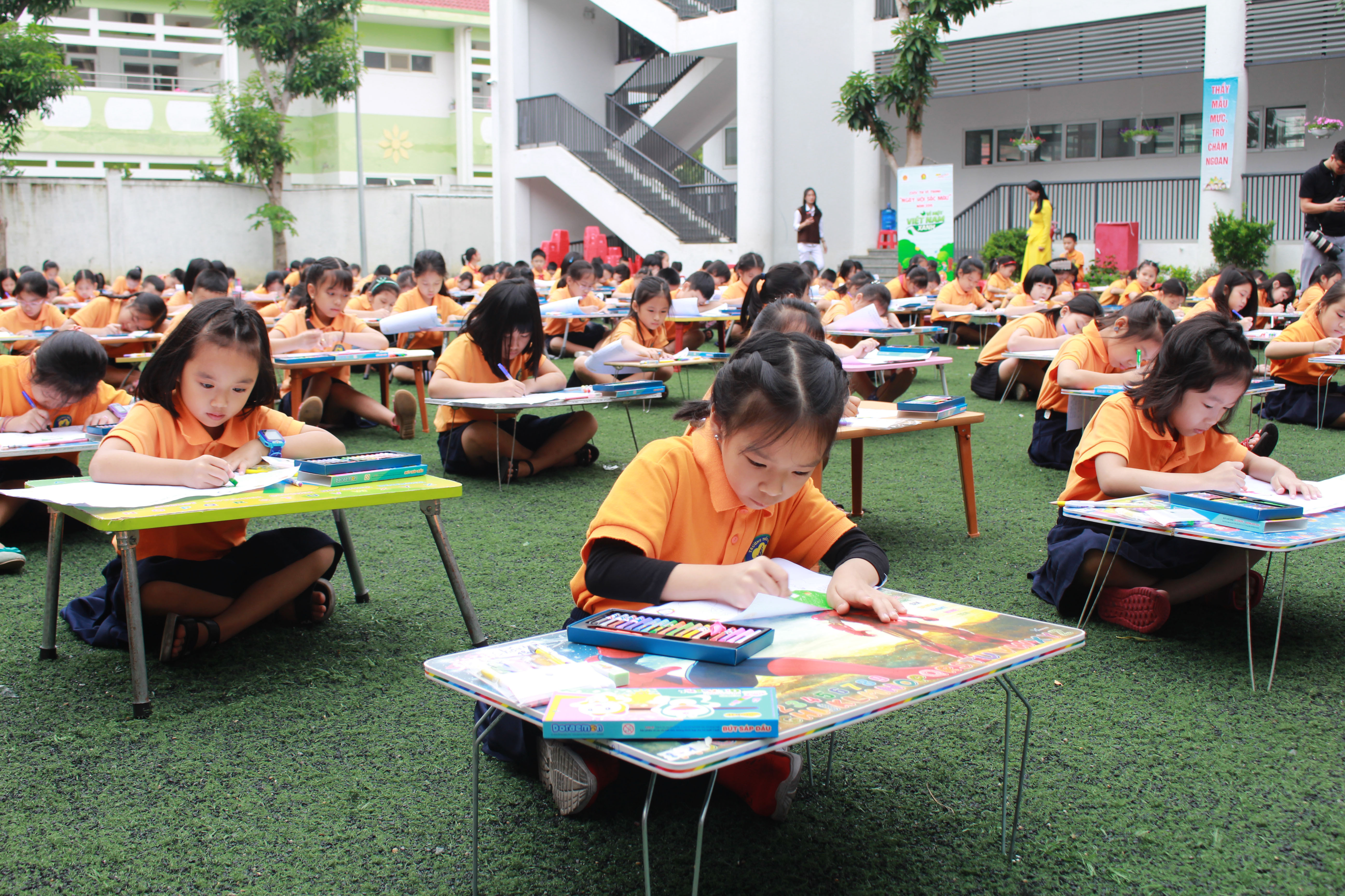 Ngay sau lễ phát động, các em thiếu nhi trường Tiểu học Hưng Phúc, thành phố Vinh đã tham gia vẽ tranh hưởng ứng cuộc thi vẽ tranh với chủ đề “Vì một Việt nam xanh”.