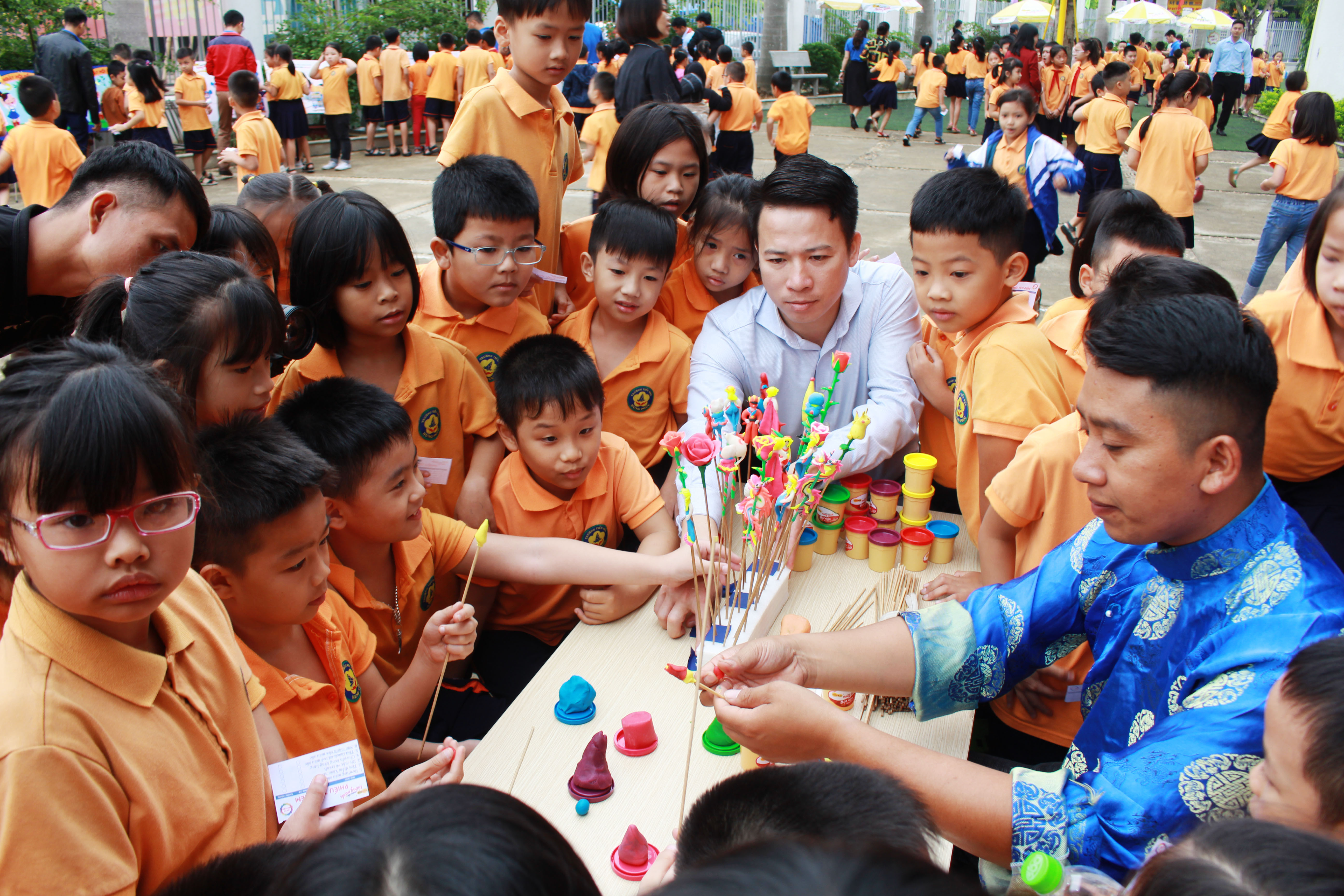 Ban tổ chức còn mang đến cho các em nhiều trò chơi vận động đầy vui nhộn và bổ ích với thông điệp “Màu sắc giúp trẻ em thông minh hơn”. Đồng thời, Ban tổ chức đã trao hơn 800 phần quà ý nghĩa dành cho các em thiếu nhi tham gia ngày hội. Ảnh: Phương Thúy