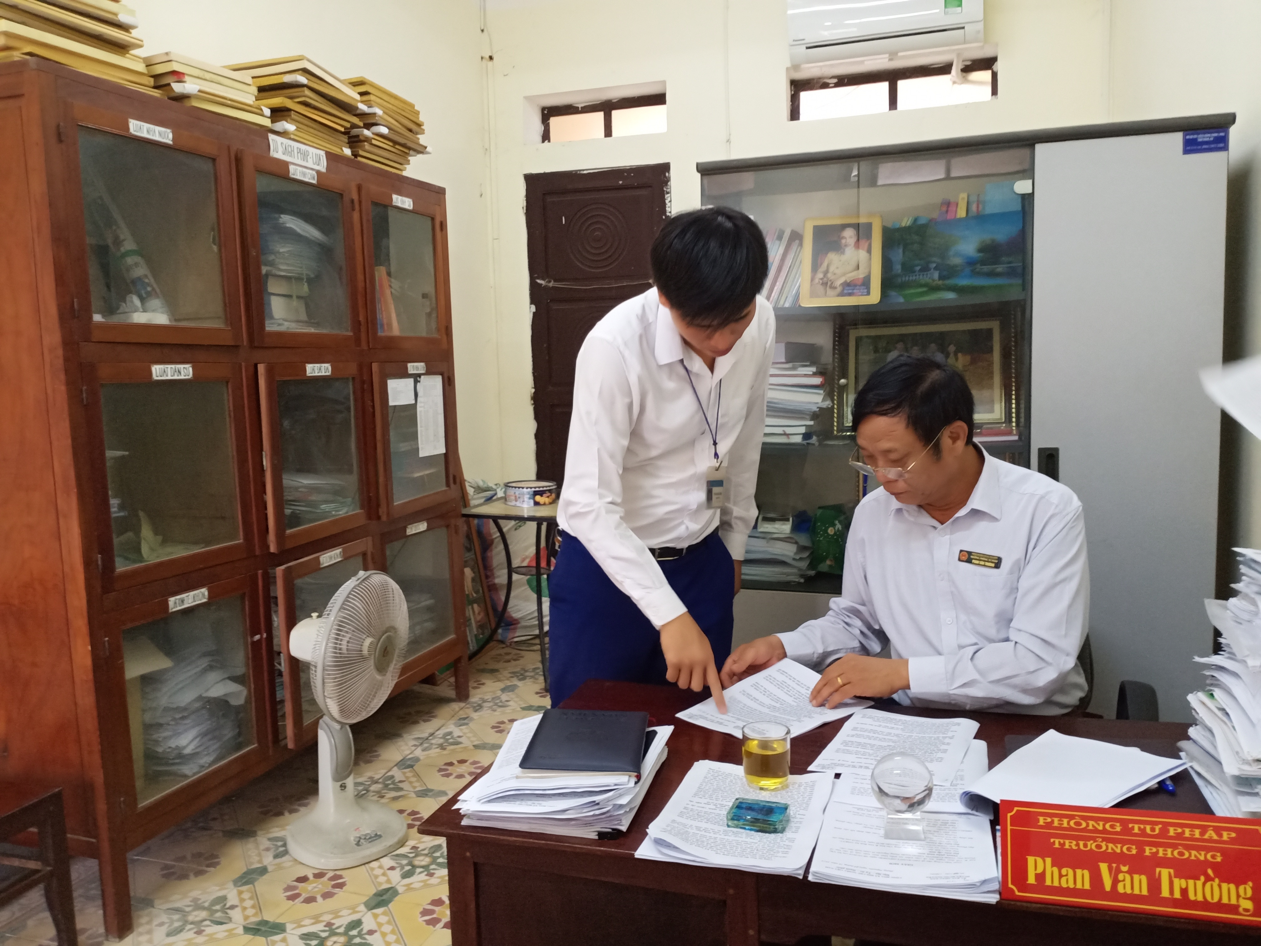Cán bộ phòng Tư pháp UBND huyện Hưng Nguyên trao đổi ngiệp vụ. Ảnh: Hoài Thu