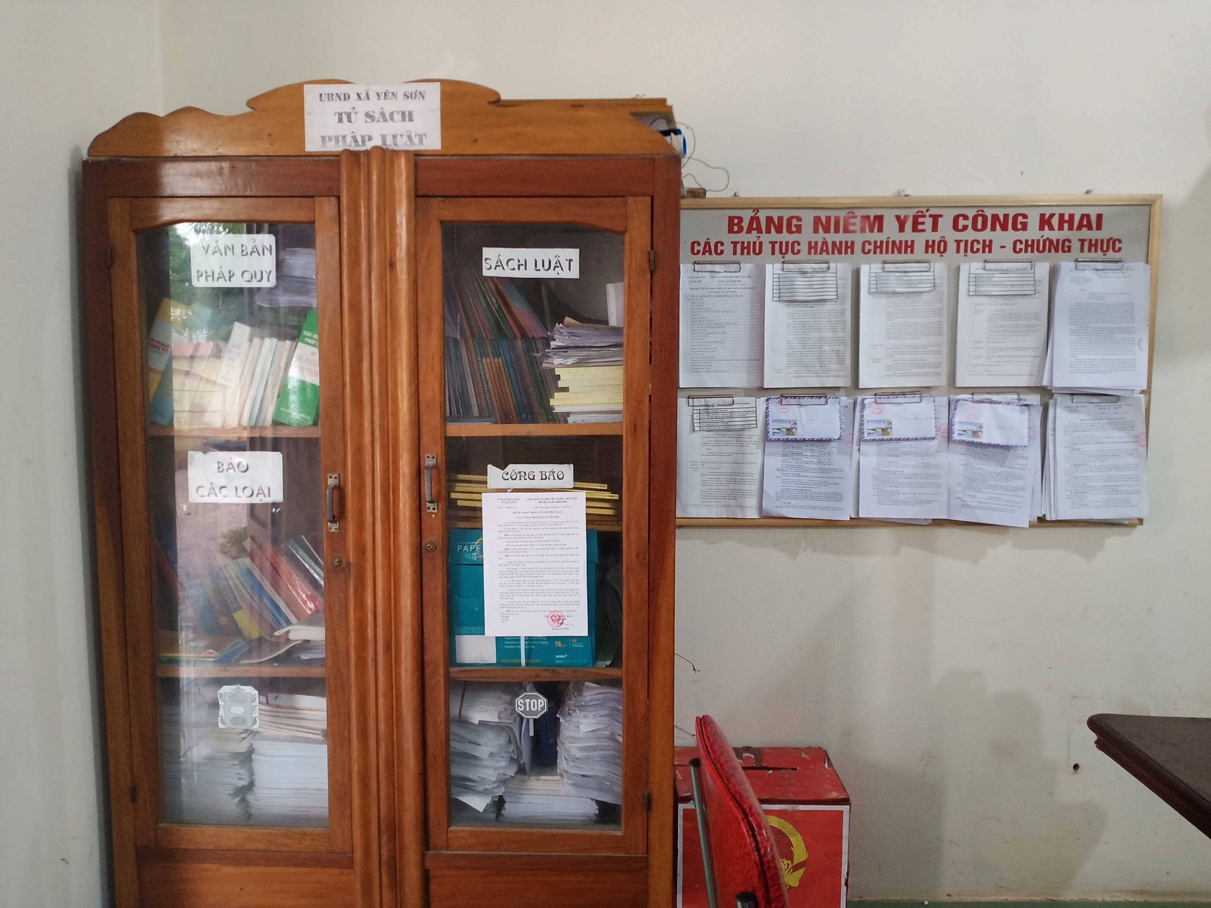 Tủ cách pháp luật đặt tại Trung tâm giao dịch Một cửa UBDN xã Yên Sơn huyện Đô Lương chủ yếu để đựng tài liệu, sách báo. Ảnh: Hoài Thu