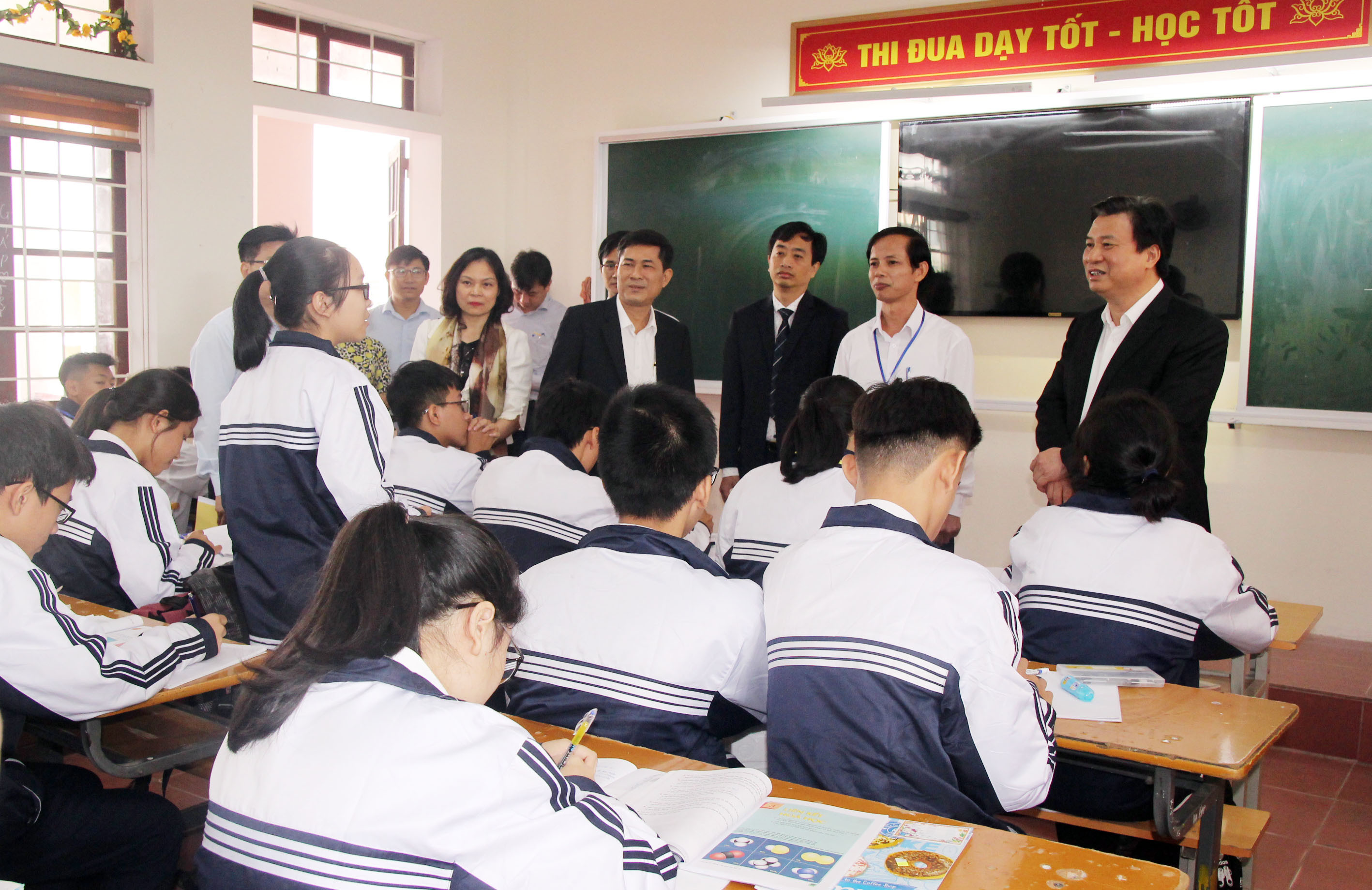 Thứ trưởng Nguyễn Hữu Độ trò chuyện với học sinh Trường THPT Huỳnh Thúc Kháng. Ảnh: MH