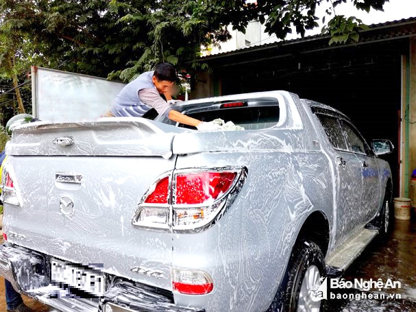 Rửa xe bằng bột giặt tại nhà có thể ảnh hưởng đến độ bền màu sơn. Ảnh minh họa: QA