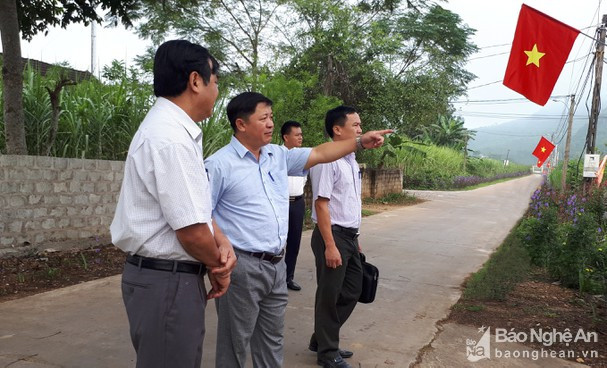 Bí thư Đảng ủy xã Thọ Hợp (Quỳ Hợp) Hà Văn Vịnh (giữa) trao đổi về công tác xây dựng nông thôn mới. Ảnh: Thành Duy