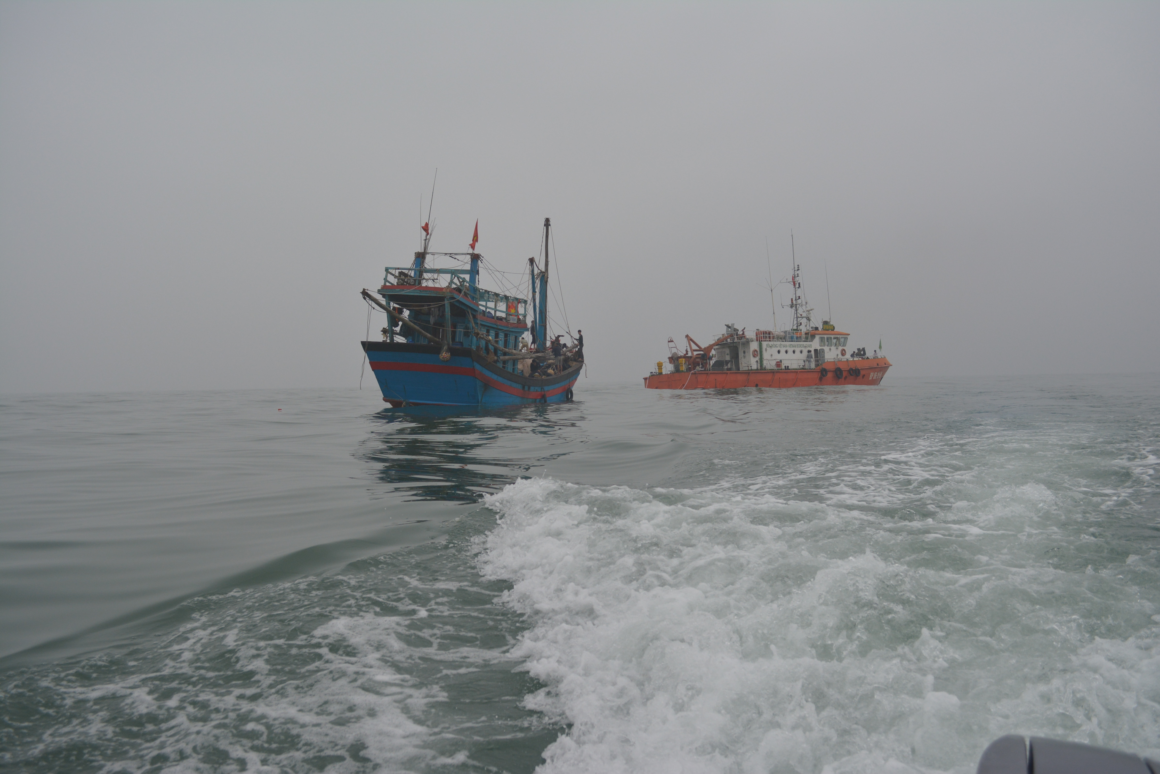 Hải đội 2 cứu nạn ngư dân và tàu cá gặp nạn trên biển.
