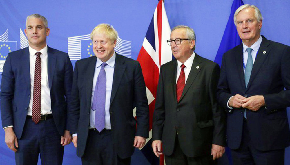 Quan chức Anh và EU cùng Thủ tướng Anh Boris Johnson (thứ hai từ trái sang) và Chủ tịch Ủy ban châu Âu Jean-Claude Juncker (thứ hai từ phải sang) tại Brussels ngày 17/10. Ảnh: EPA