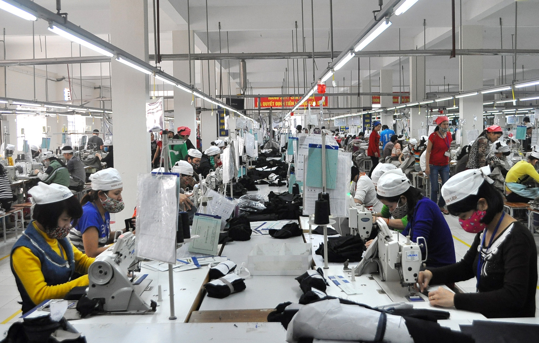 Để phát triển công nghiệp dệt may cần có nhiều nhà máy dệt phụ trợ. Ảnh: Nguyễn Hải