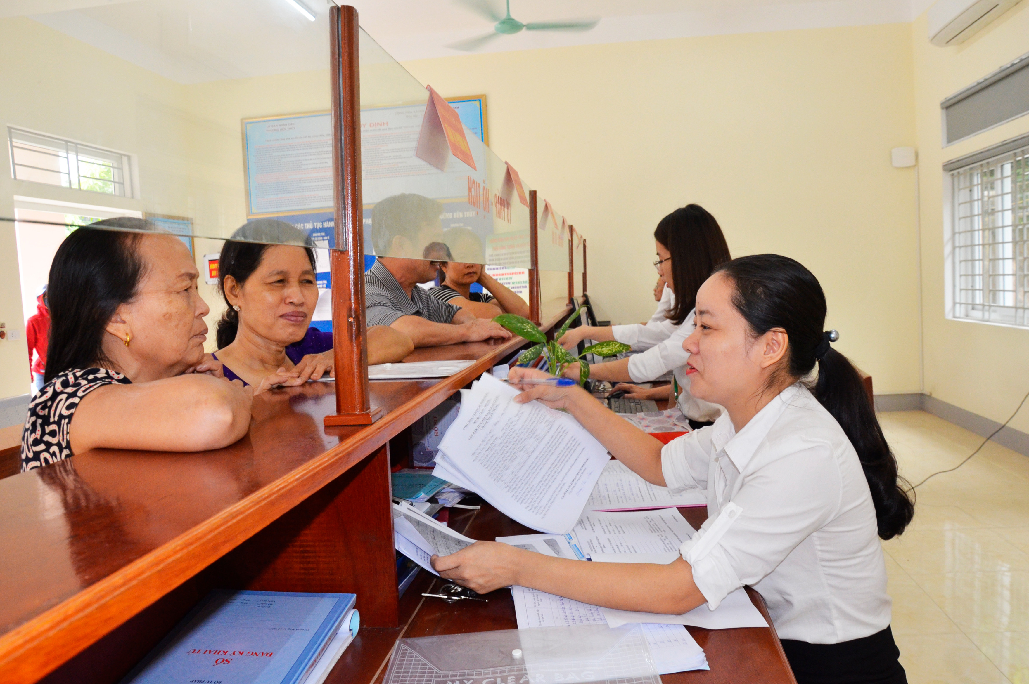 Giải quyết TTHC cho người dân tại Bộ phận Tiếp nhận và trả kết quả phường Bến Thủy, TP Vinh. Ảnh: Lê Thanh