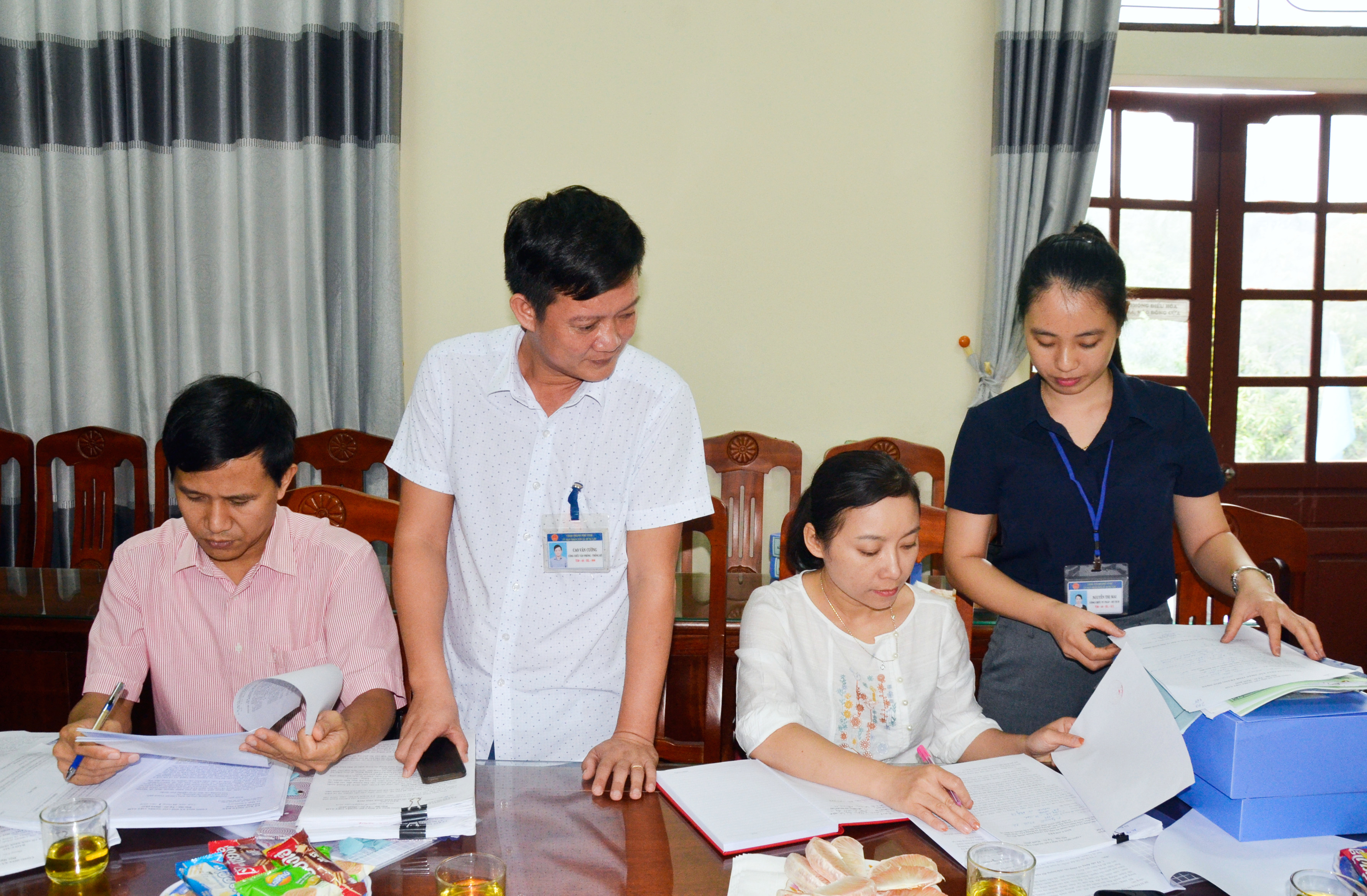 Đoàn kiểm tra Sở Nội vụ kiểm tra kết quả thực hiện công tác cải cách hành chính ở xã Hưng Lộc, TP Vinh. Ảnh: Lê Thanh