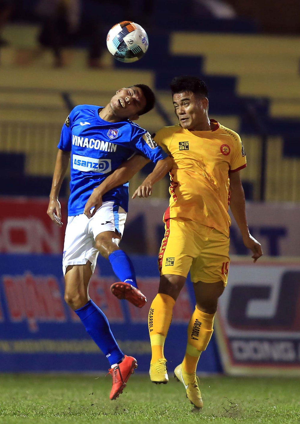 Vương Quốc Trung (áo vàng) trong lần hiếm hoi được ra sân thi đấu cho Thanh Hóa tại V.League 2019. Ảnh: VPF