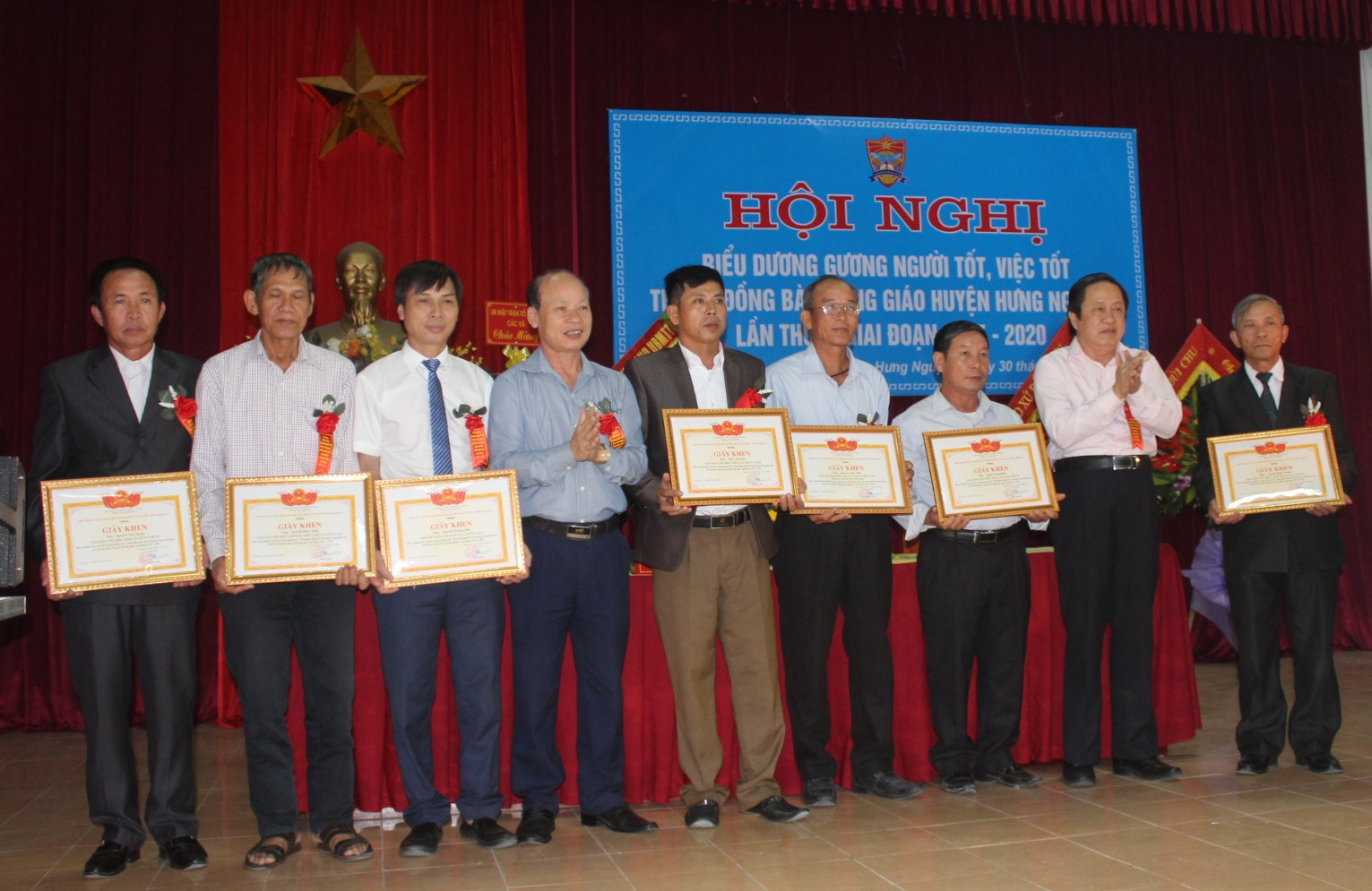 bna _ Lãnh đạo huyện Hưng Nguyên trao thưởng cho 75 giáo dân có thanhfg tích xúat sắc trong phong trào xây dựng NTM xây dựng đô thị văn minh 2015-2020.JPGBỏ file này