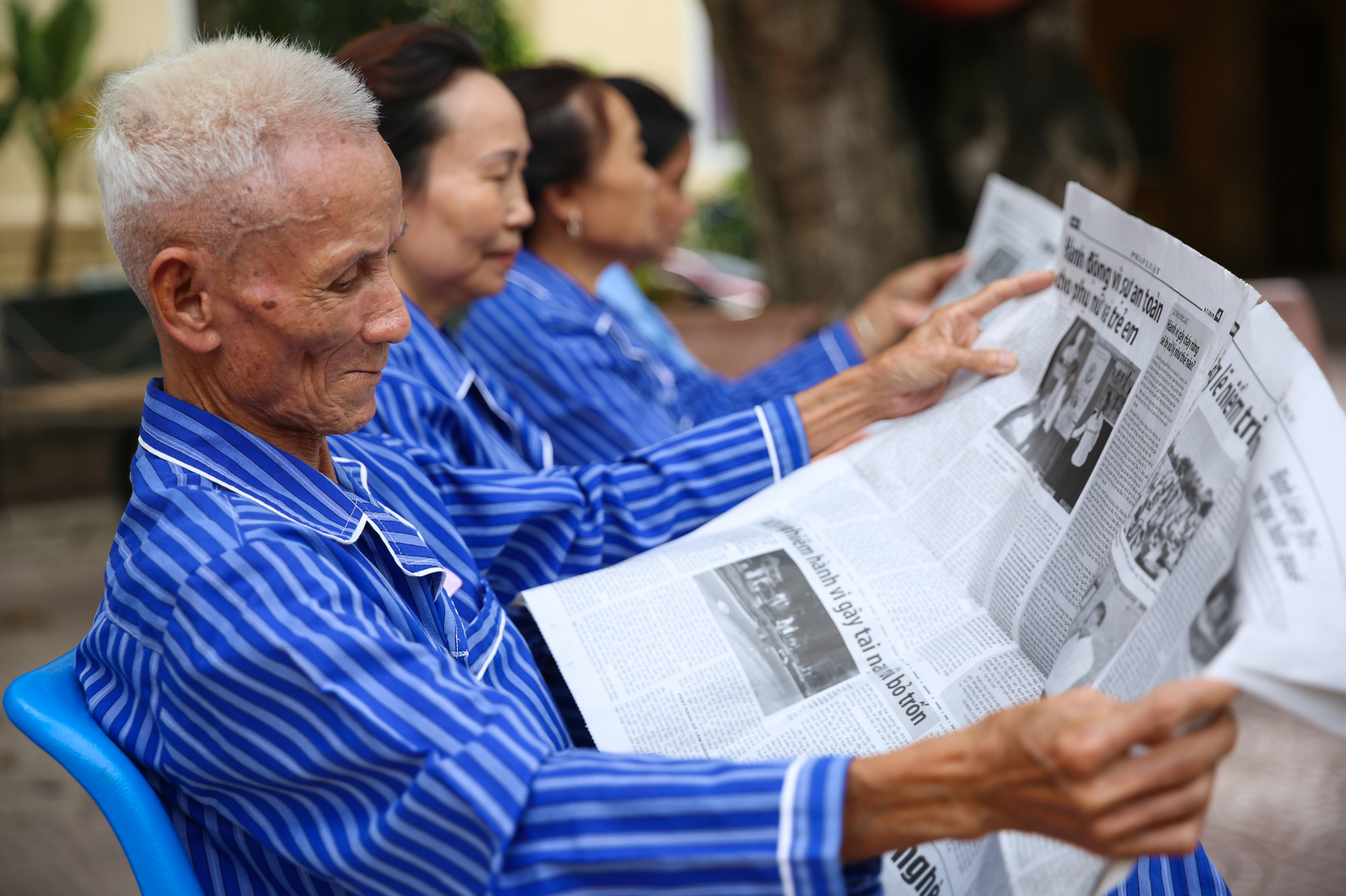 Thư giãn bằng cách đọc báo cũng góp phần quan trọng giúp bệnh nhân nhanh phục hồi sức khỏe