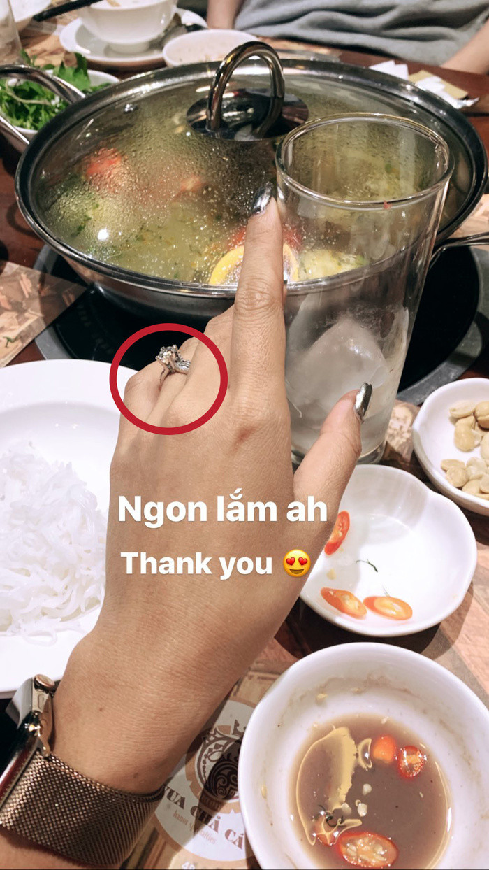 Hình ảnh nhẫn kim cương rõ to nằm ngay vị trí ngón áp út của hoa hậu khiến fan nghi vấn người đẹp đã được bạn trai cầu hôn.