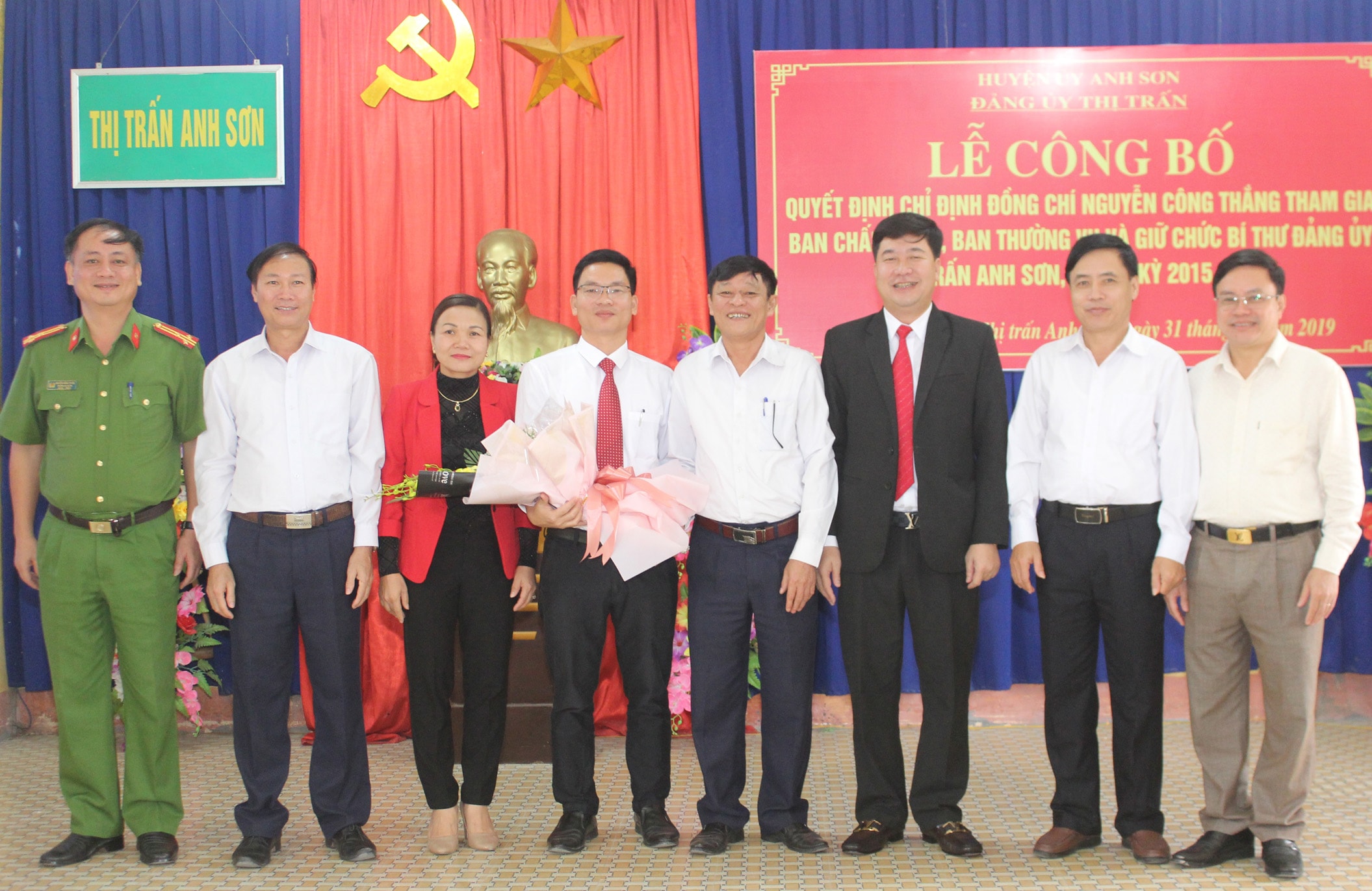 Ban Thường vụ Huyện ủy Anh Sơn tặng hoa chúc mừng