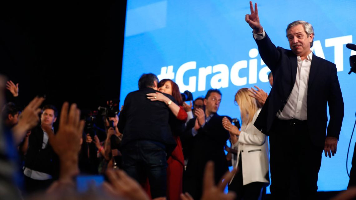 Ông Alberto Fernandez ăn mừng sau khi giành chiến thắng trong cuộc bầu cử tổng thống. Ảnh: AP