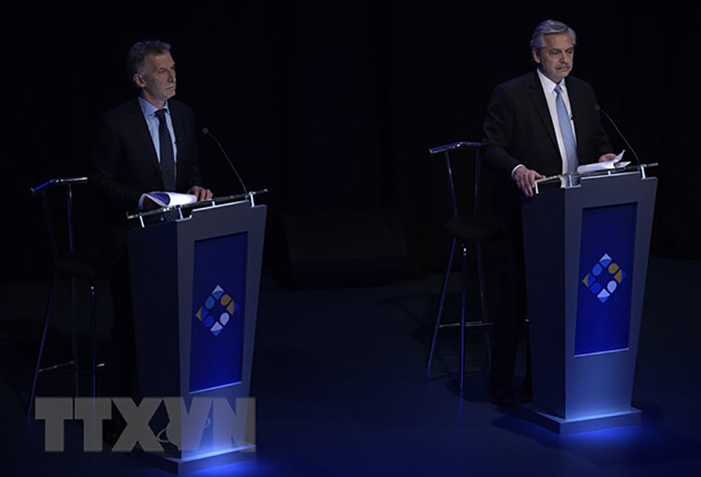 Đương kim Tổng thống Argentina Mauricio Macri (trái) và ứng viên đối lập Alberto Fernandez trong cuộc tranh luận trực tiếp trước bầu cử Tổng thống, tại Buenos Aires. Ảnh: AFP/TTXVN