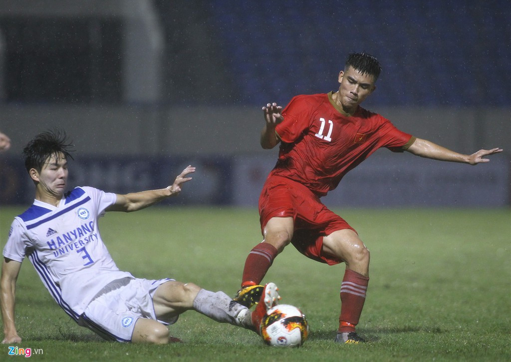 U21 Việt Nam thắng đậm Đại học Hanyang trong mưa lớn