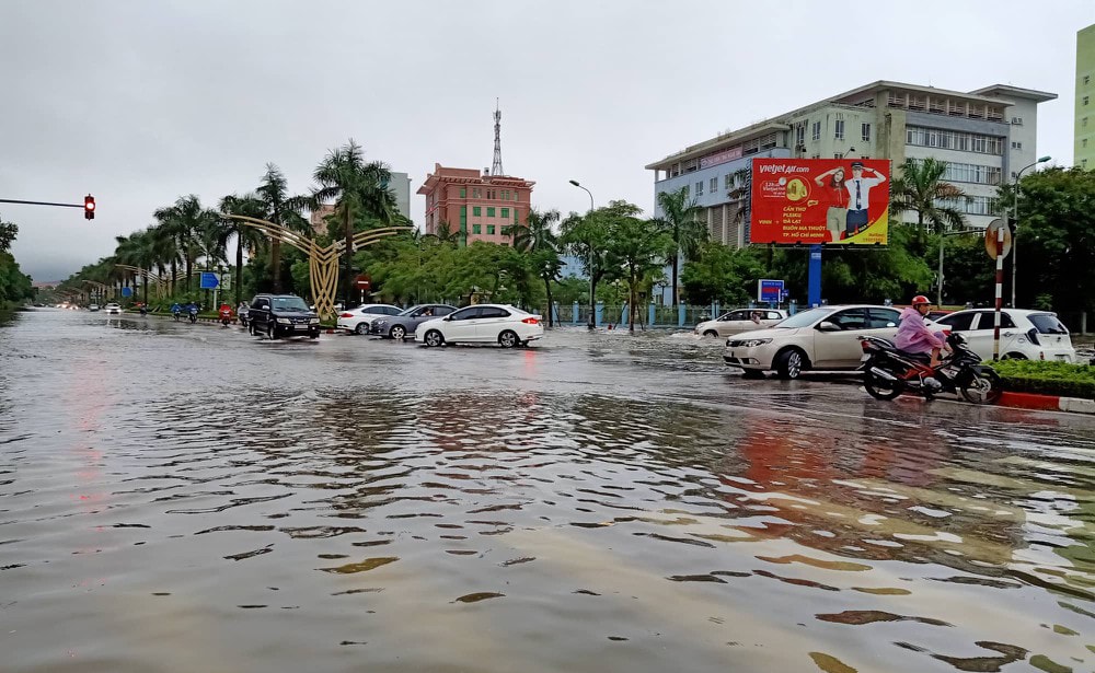 Mưa lớn đã làm ngập nhiều tuyến đường ở TP Vinh chiều 15/10. Ảnh tư liệu