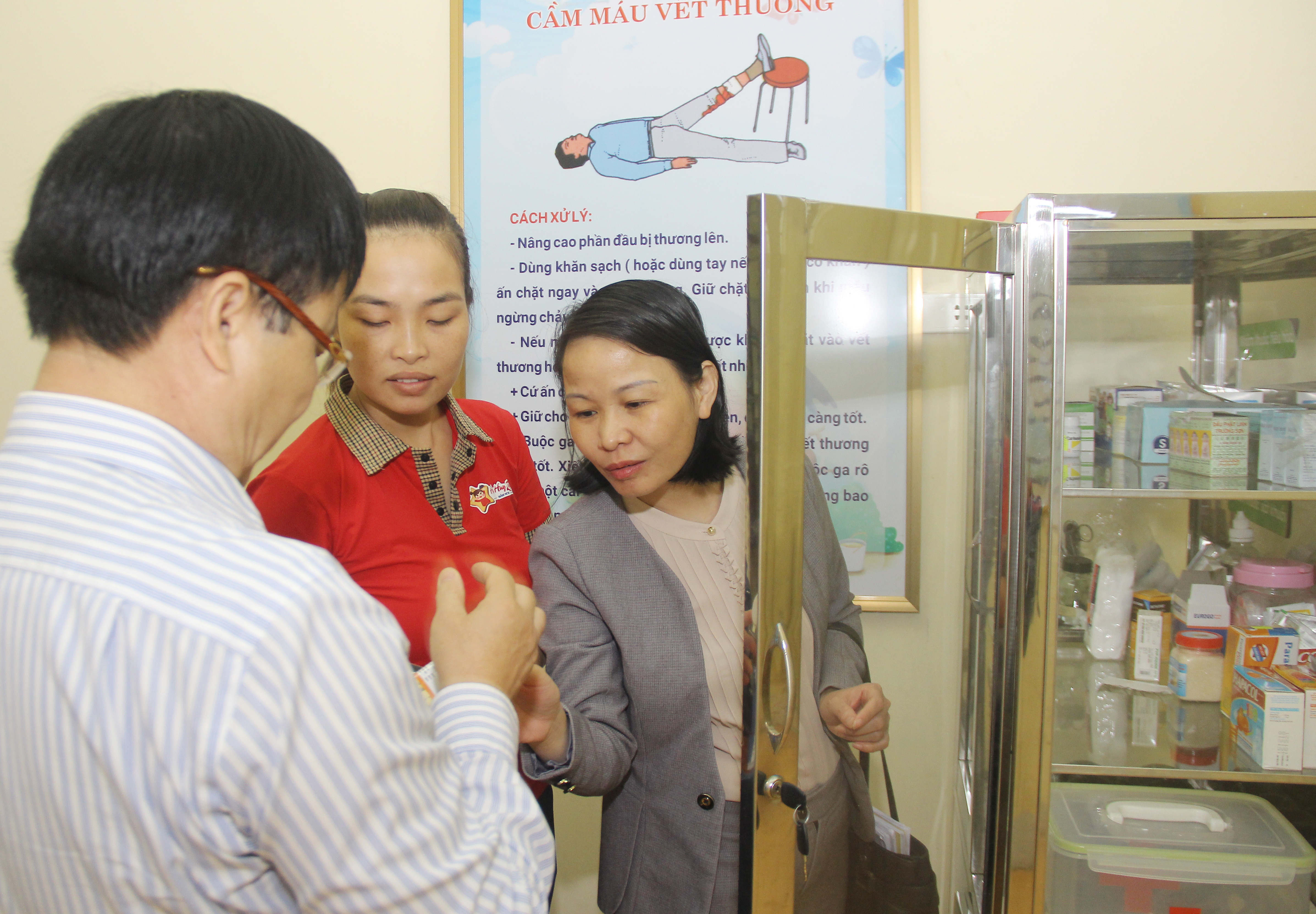 Đoàn khảo sát tủ thuốc tủ tại trường mầm non Hà Huy Tập. Ảnh: Mai Hoa