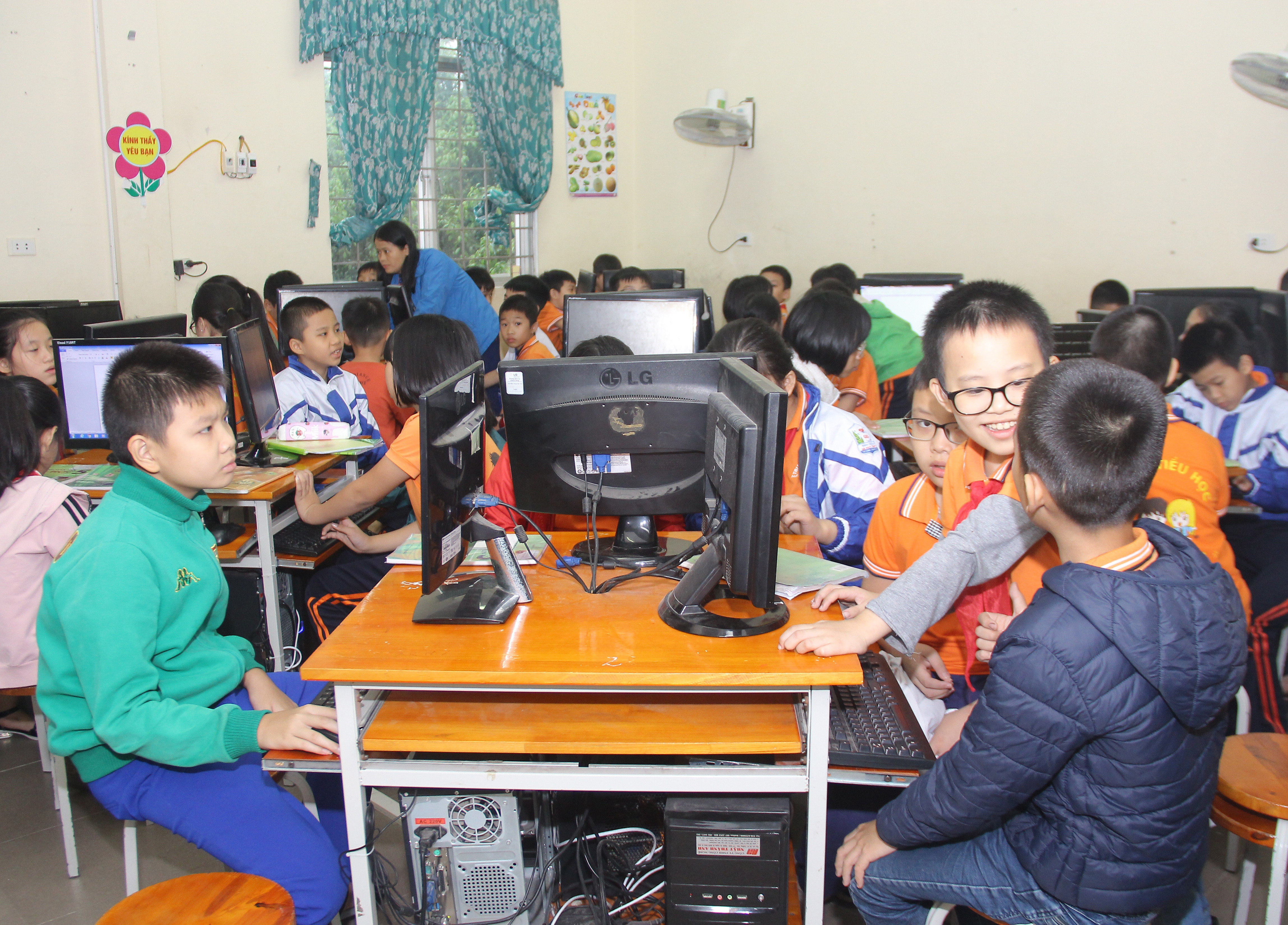 Phòng máy vi tính trường tiểu học Hà Huy Tập 2 quá chật hẹp. Ảnh: Mai Hoa