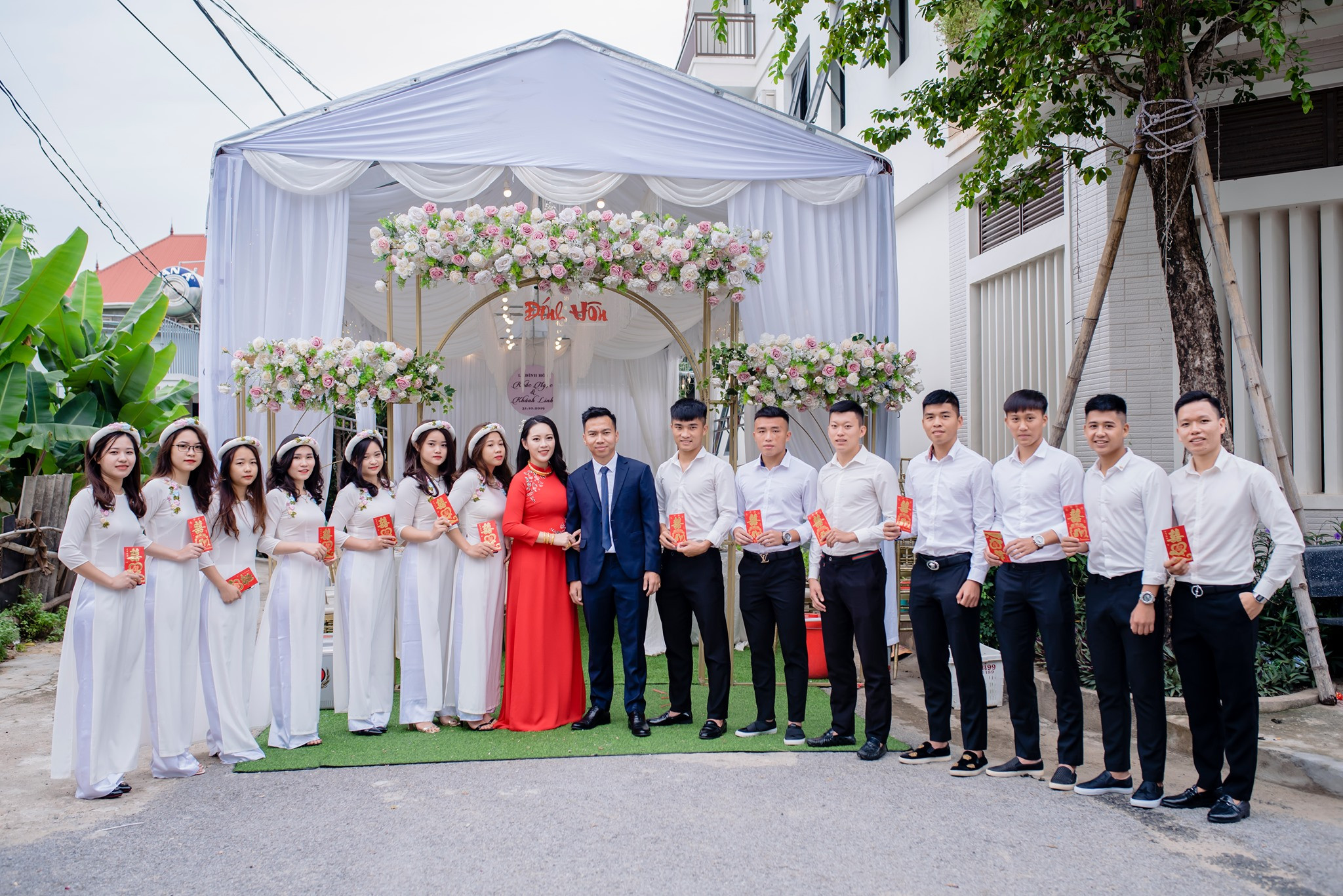 Các cầu thủ trẻ SLNA tham gia bê tráp trong lễ đính hôn của người đàn anh Khắc Ngọc.