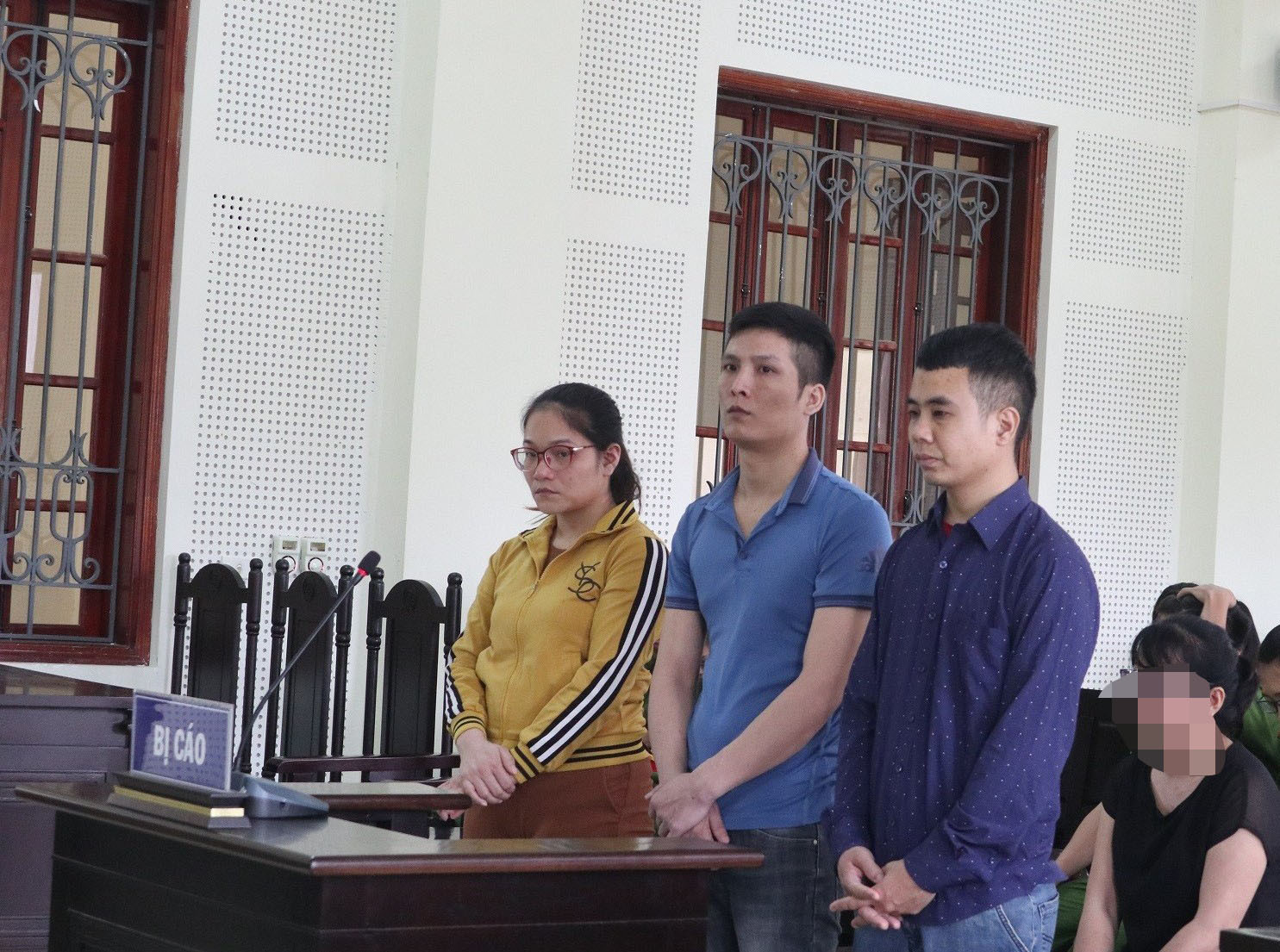 Bị cáo Lương Thị Sinh cùng đồng bọn tại tòa. Ảnh: Trần Vũ