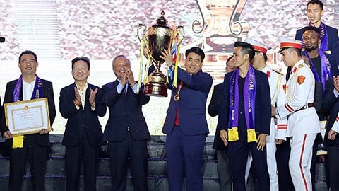 Đại diện của Hà Nội FC tặng chiếc cúp vô địch V-League 2019 và huy chương vàng cho đại diện của người dân Thủ đô, Chủ tịch UBND thành phố, ông Nguyễn Đức Chung.