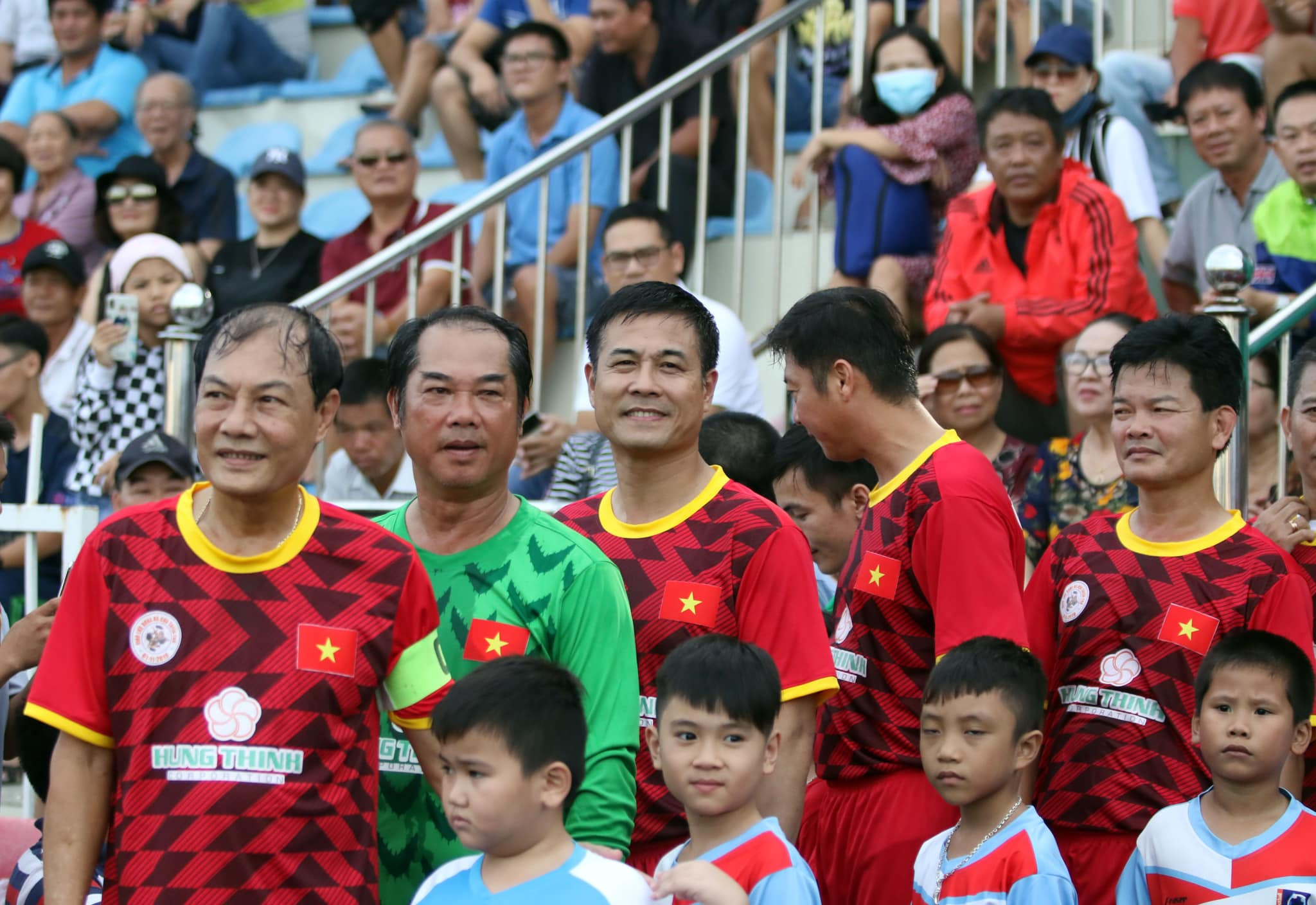 Buổi giao lưu và trận bóng đá này được tổ chức với mục đích quyên góp, hỗ trợ đồng bào Bình Định vừa hứng chịu cơn bão số 5. Ảnh: Tuấn Hữu