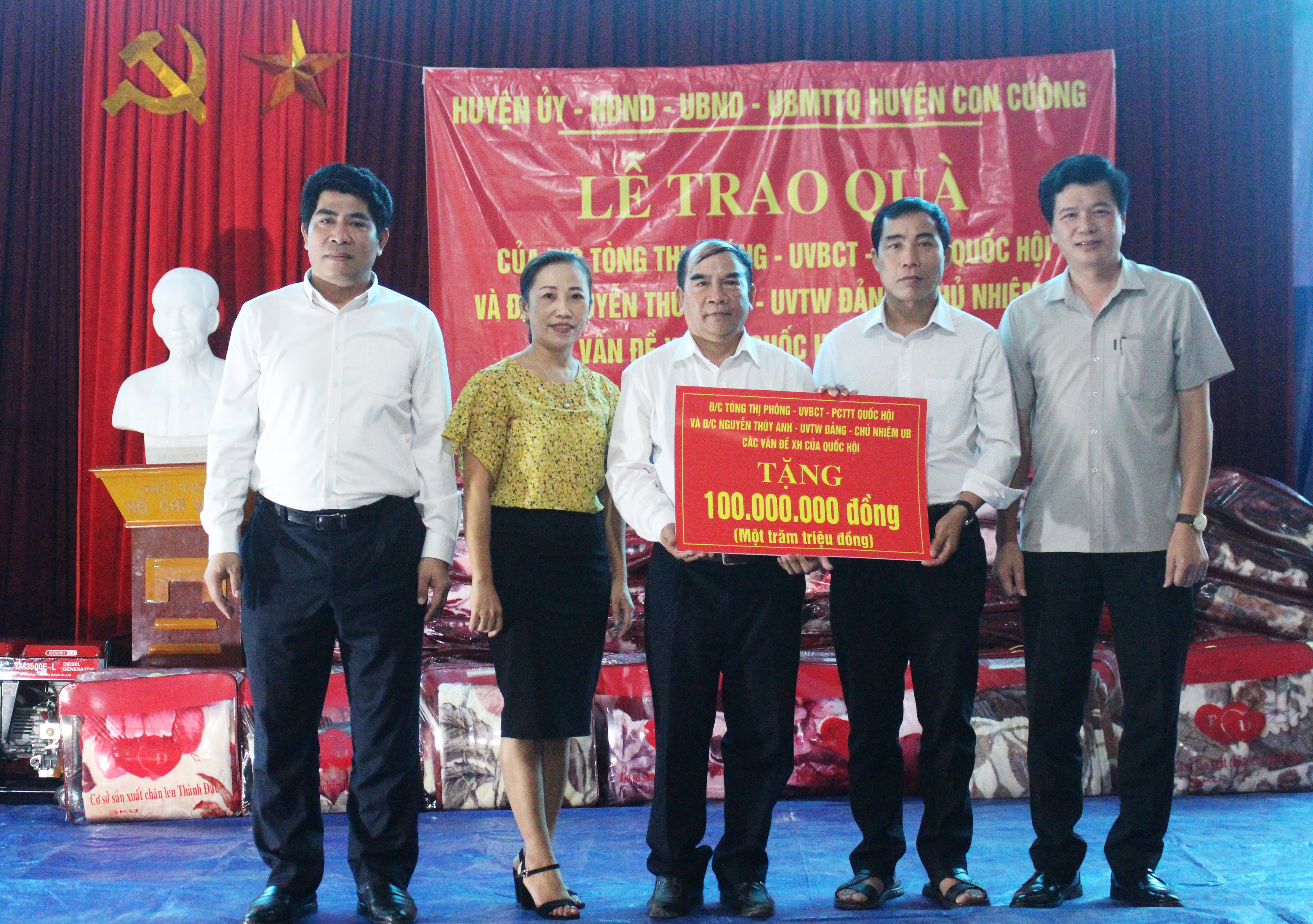 Lãnh đạo huyện Con Cuông trao quà của đồng chí Tòng Thị Phóng cho Trường. Ảnh: Bảo Hân 