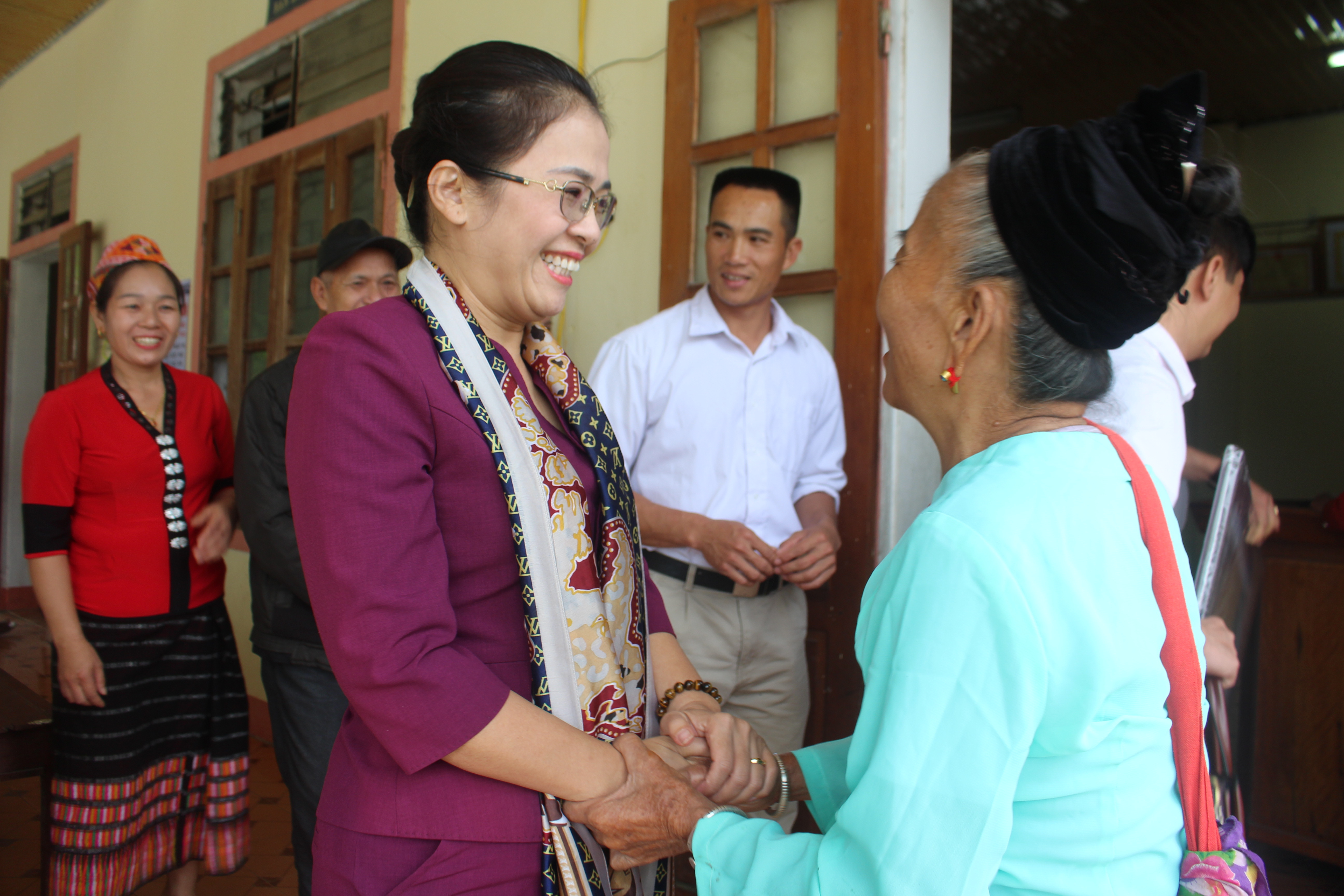 Chủ tịch UBMTTQ tỉnh Võ Thị Minh Sinh thăm hỏi, trò chuyện với đảng viên Chi bộ bản Xiềng. Ảnh: Bá Hậu
