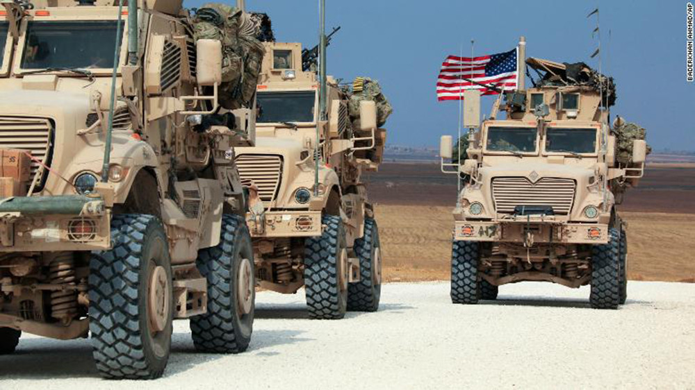 Xe thiết giáp và binh lính Mỹ trở lại Đông Bắc Syria nhằm trấn giữ các mỏ dầu. Ảnh: AP