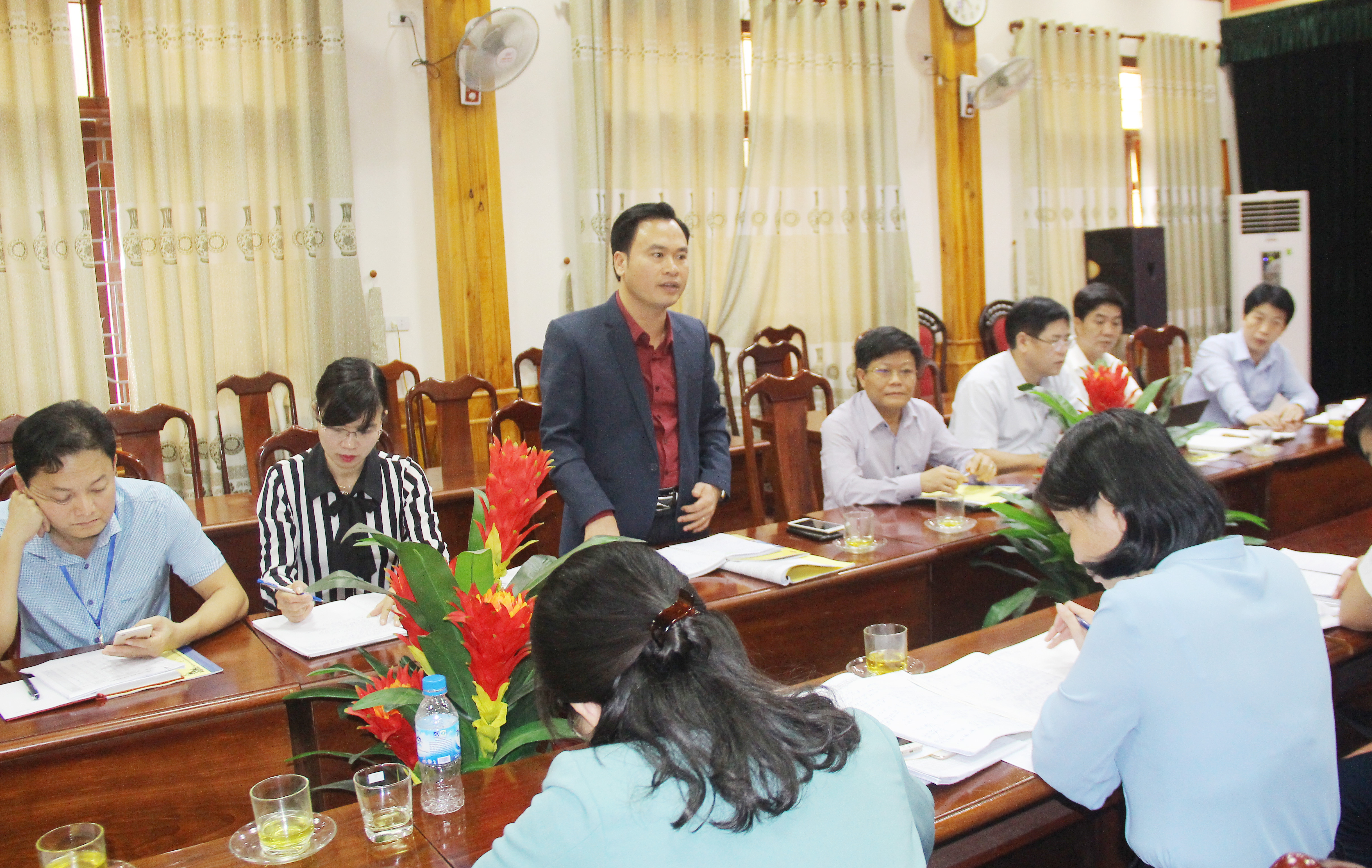 Phó Chủ tịch UBND huyện Nguyễn Văn Chiến, cho rằng, với điều kiện kinh tế và thu ngân sách trên địa bàn khó khăn, trong khi đó hệ thống trường được công nhận đạt chuẩn giai đoạn đầu xuống cấp 