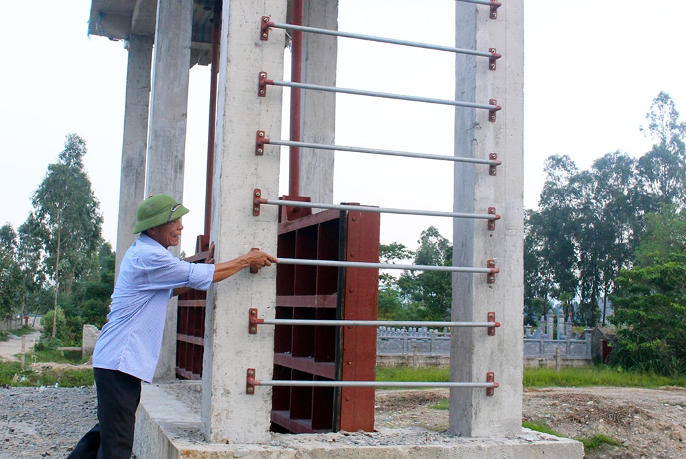 Cầu thang lên sàn được làm thẳng đứng bằng ống thép mỏng, không an toàn cho người vận hành. Ảnh: Phú Hương