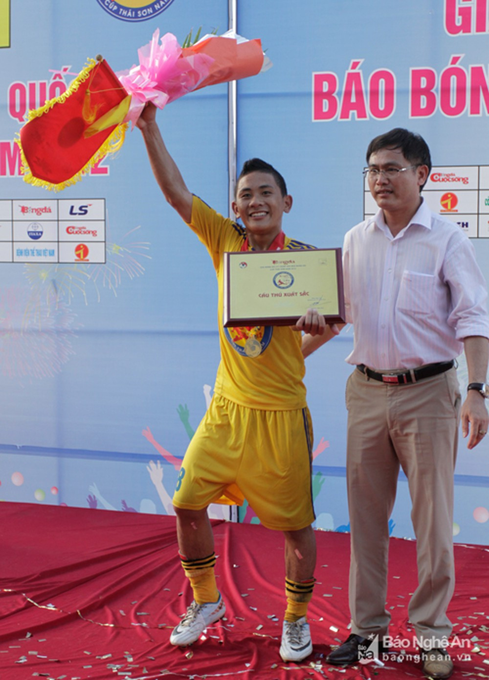 Bùi Đình Châu nhận danh hiệu Cầu thủ xuất sắc nhất VCK U17 QG năm 2012. Ảnh tư liệu