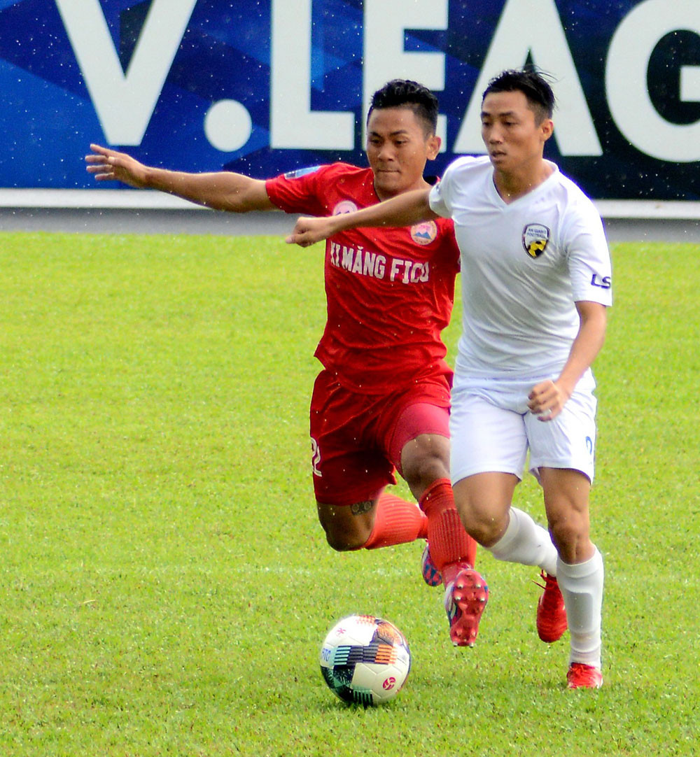 Bùi Đình Châu (trái) trong màu áo Tây Ninh tại giai đoạn lượt về giải hạng Nhất QG năm 2019. Ảnh: VPF