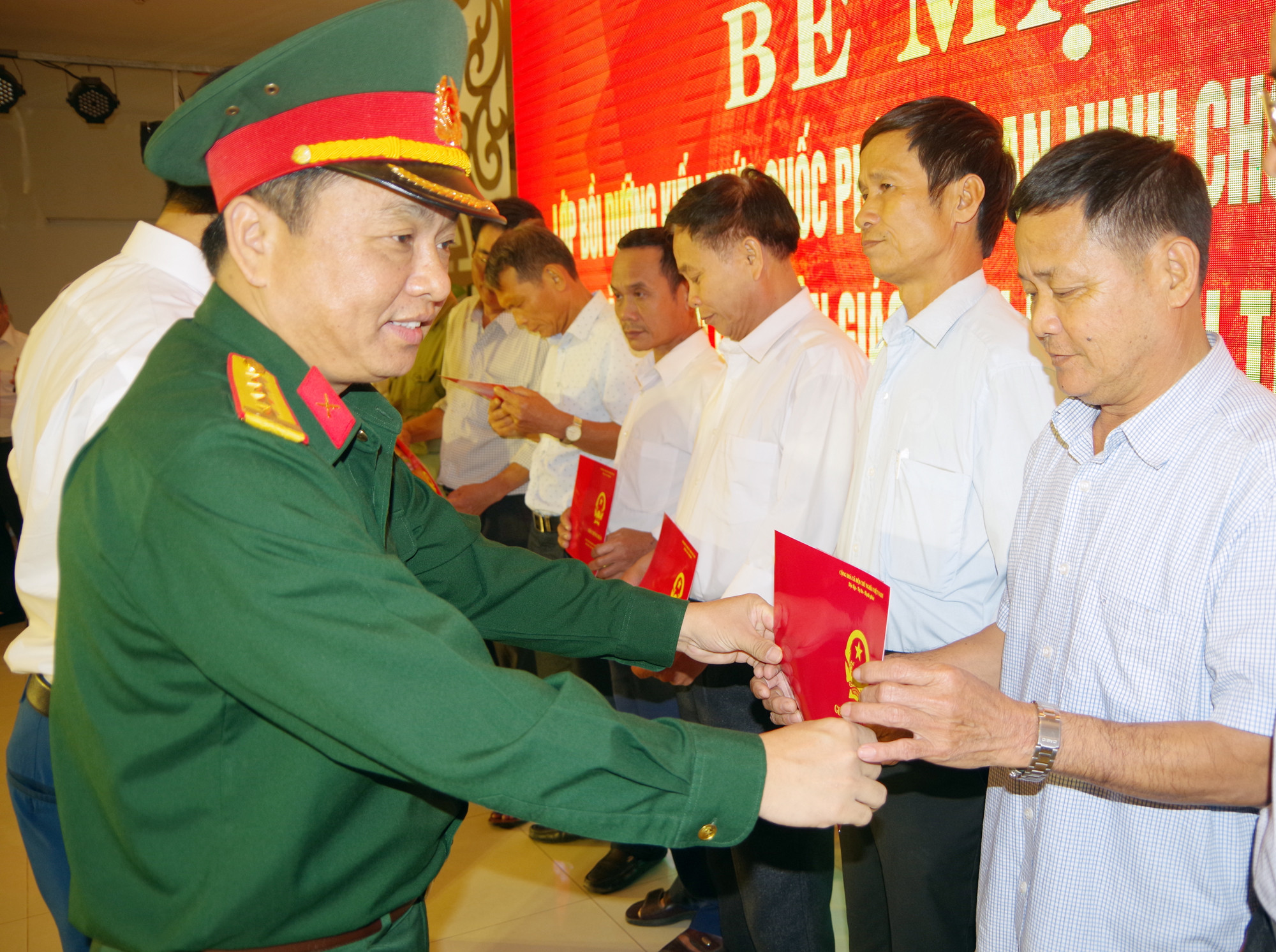 2.Đại tá Nguyễn Ngọc Hà – Chỉ huy trưởng Bộ Chỉ huy quân sự tỉnh trao giấy chứng nhận cho các vị chức sắc, chức việc