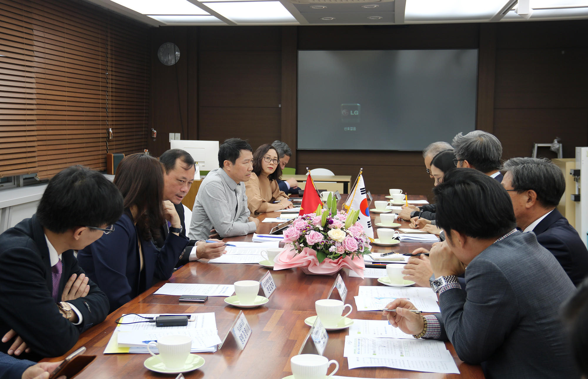 Đoàn công tác làm việc với các doanh nghiệp NamYangju và phòng thương mại công nghiệp Miền Đông. Ảnh: Phan Minh Tuấn