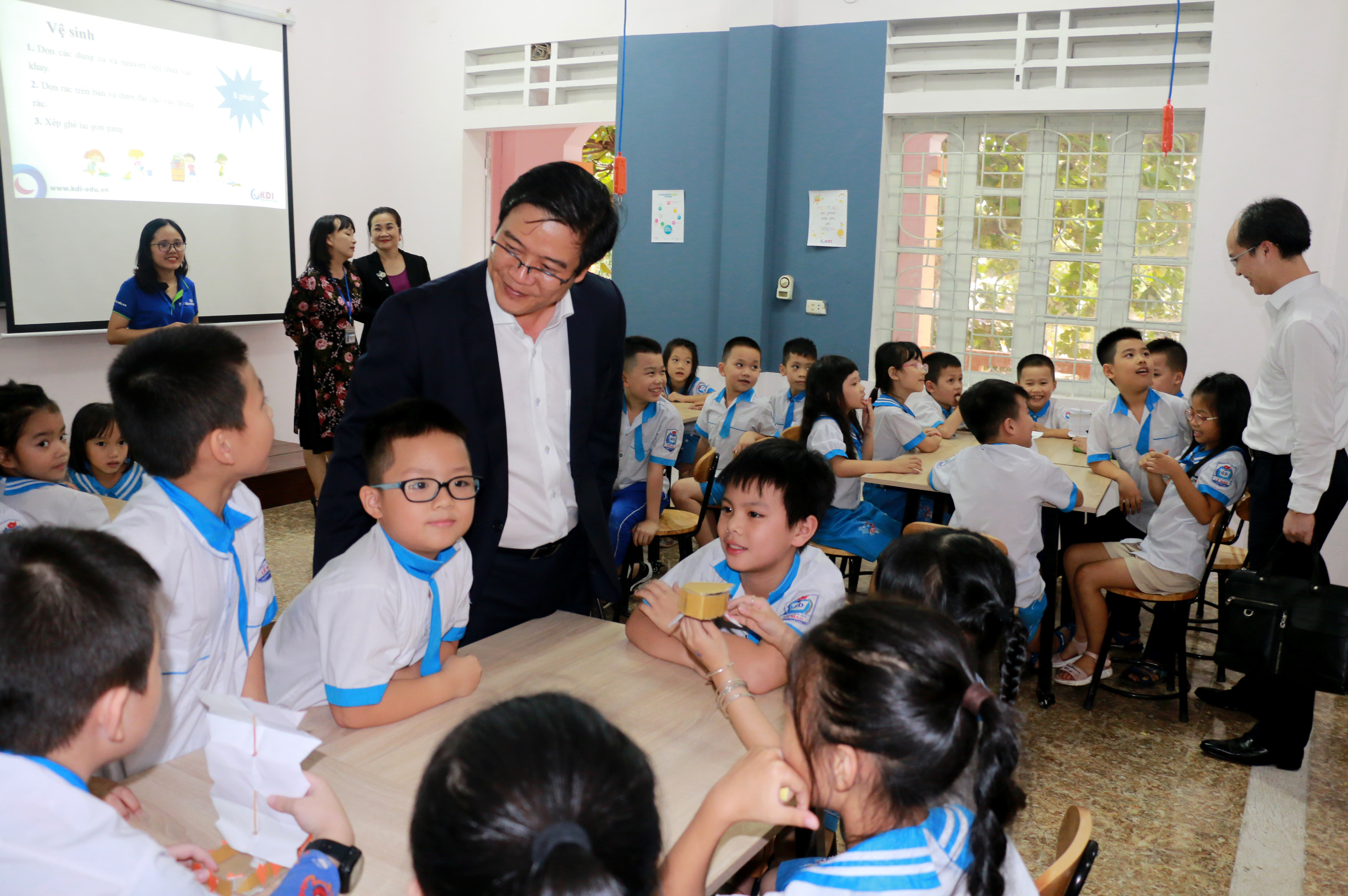 Lãnh đạo Bộ Giáo dục và Đào tạo tìm hiểu về một tiết dạy Stem ở Trường Tiểu học Lê Mao - TPV. Ảnh: Mỹ Hà