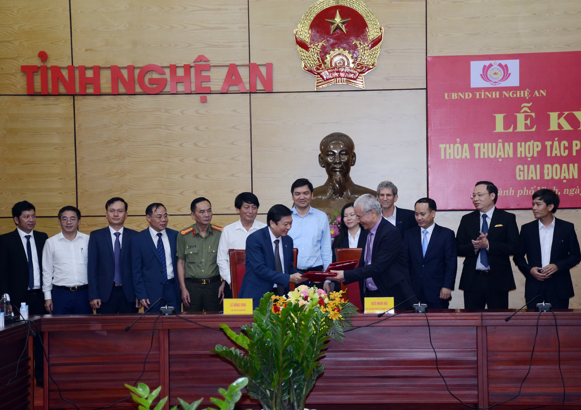 UBND tỉnh Nghệ An và Công ty Cổ phần Tập đoàn TH ký kết thỏa thuận hợp tác phát triển du lịch xanh. Ảnh: Thành Chung