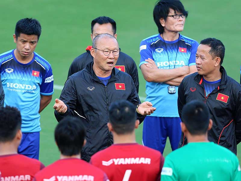 HLV Park Hang-seo sẽ tìm ra cách thắng ở hai trận tiếp theo (ảnh lớn) sau lần ông giúp học trò cầm hòa Thái Lan trên sân khách. Ảnh: NGỌC DUNG - ANH PHƯƠNG