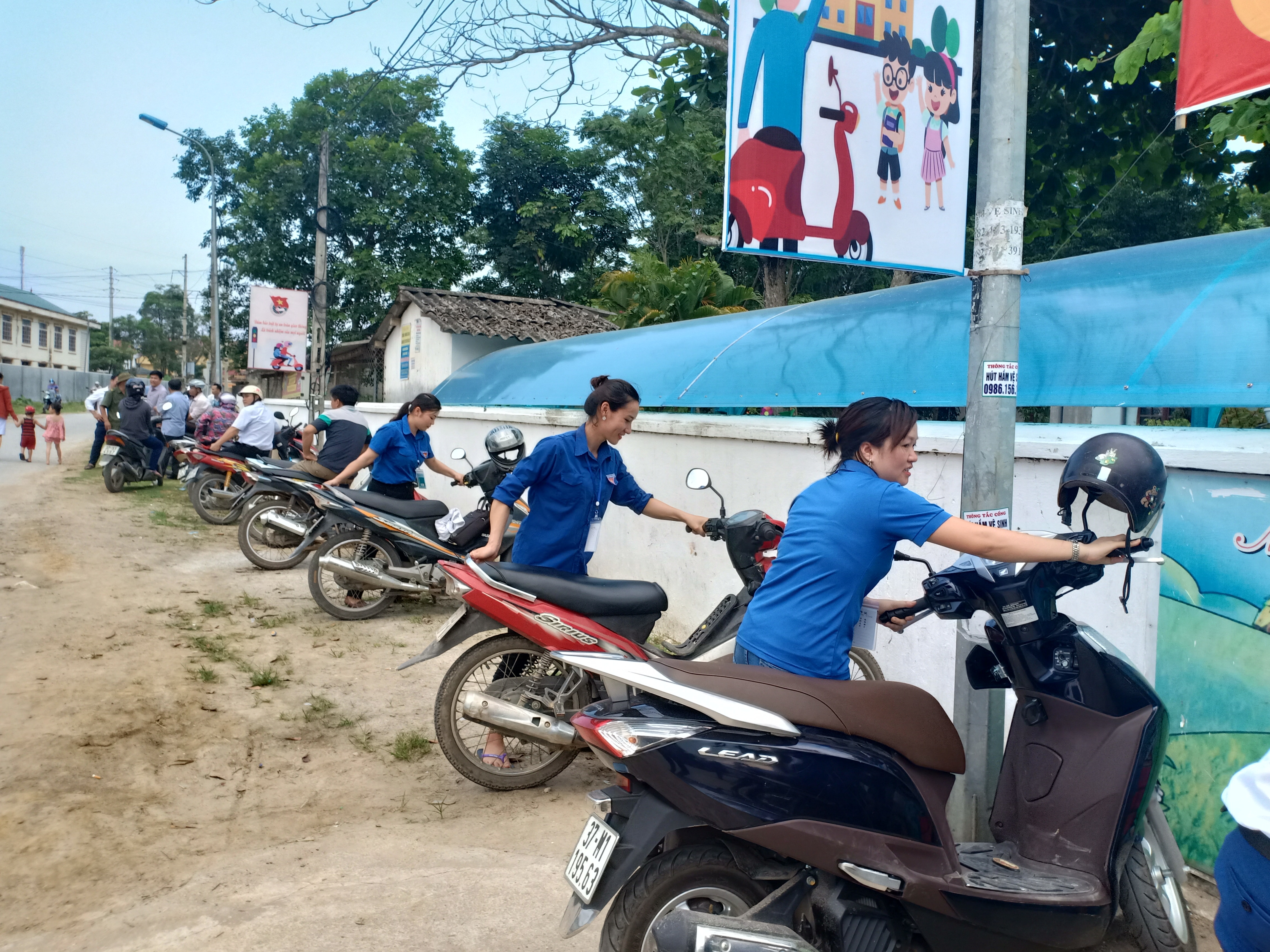 Ban thường vụ 21 đoàn xã thị trấn và 100% trường học trên địa bàn huyện Anh Sơn đều ra quân thực hiện và hoạt động rất có hiệu quả mô hình “Văn hóa giao thông tại cổng trường”