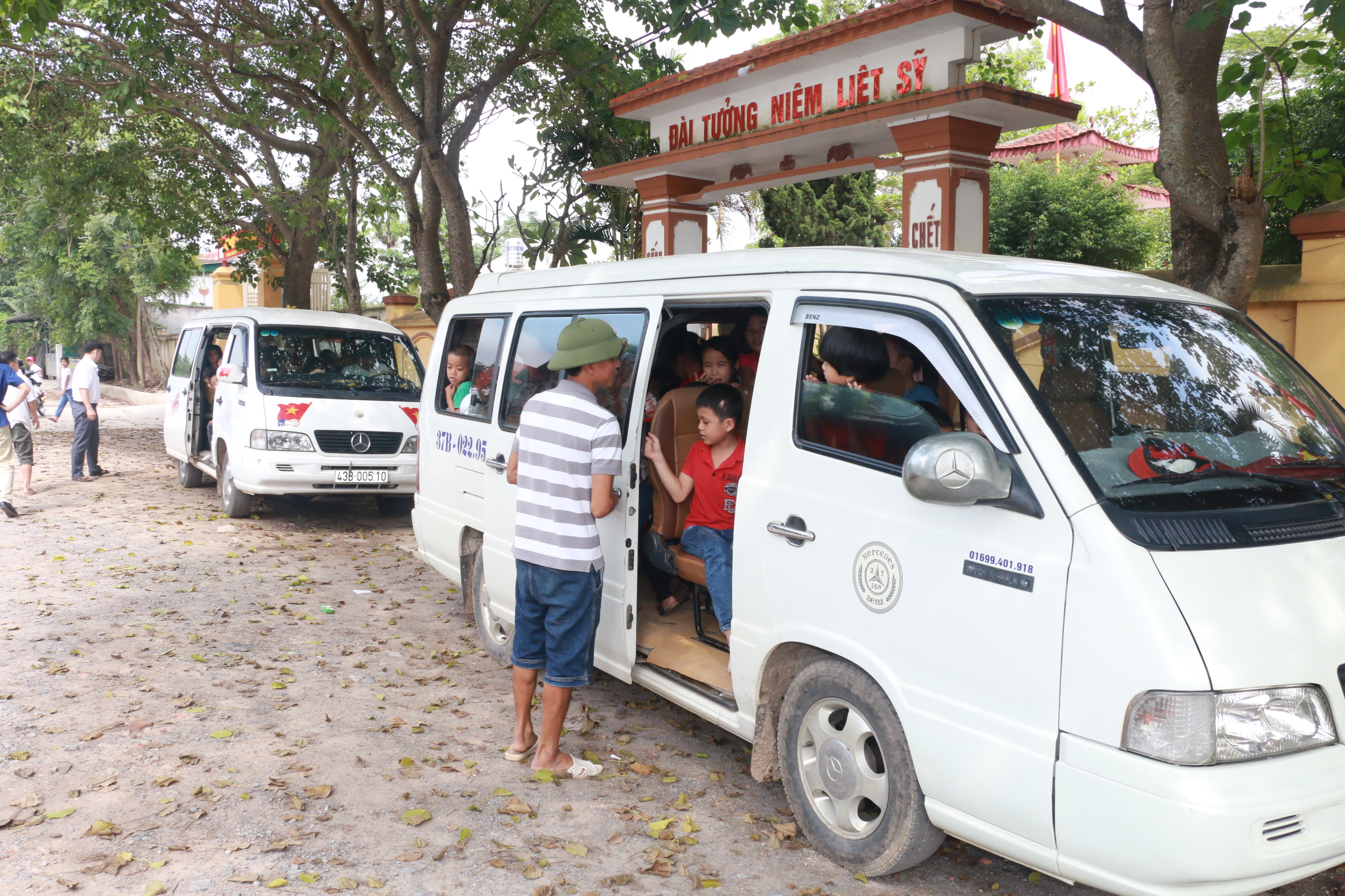 Xe đưa đón học sinh ở Trường Tiểu học Quang Sơn - ĐôLương