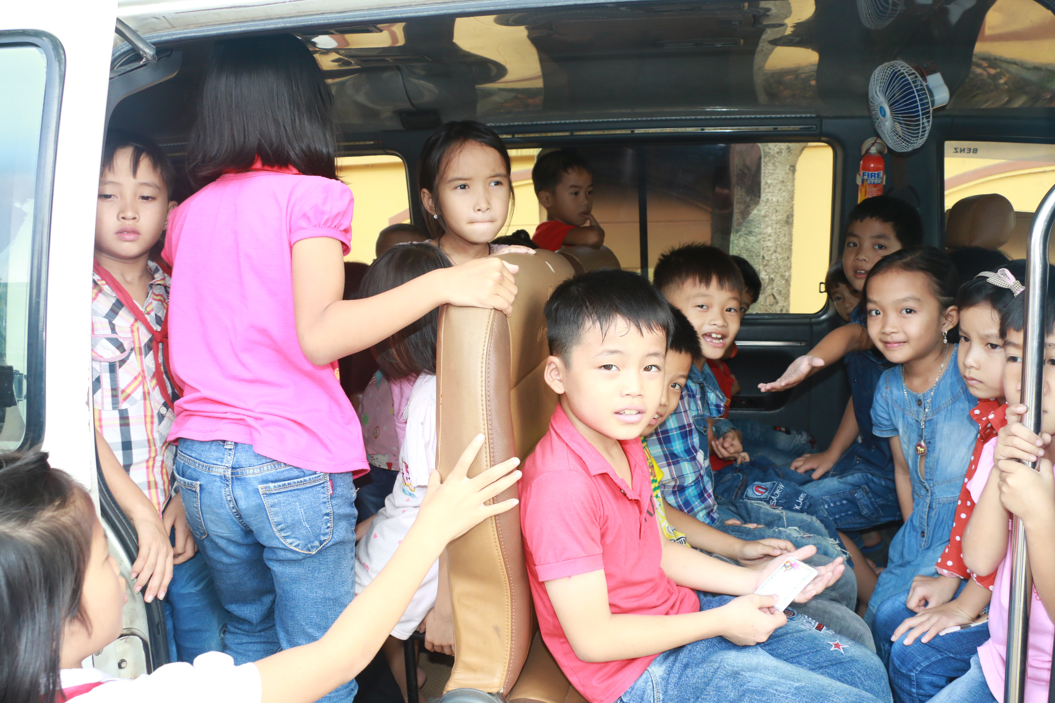 Bên trong chiếc xe đưa đón học sinh ở huyệnĐôLương