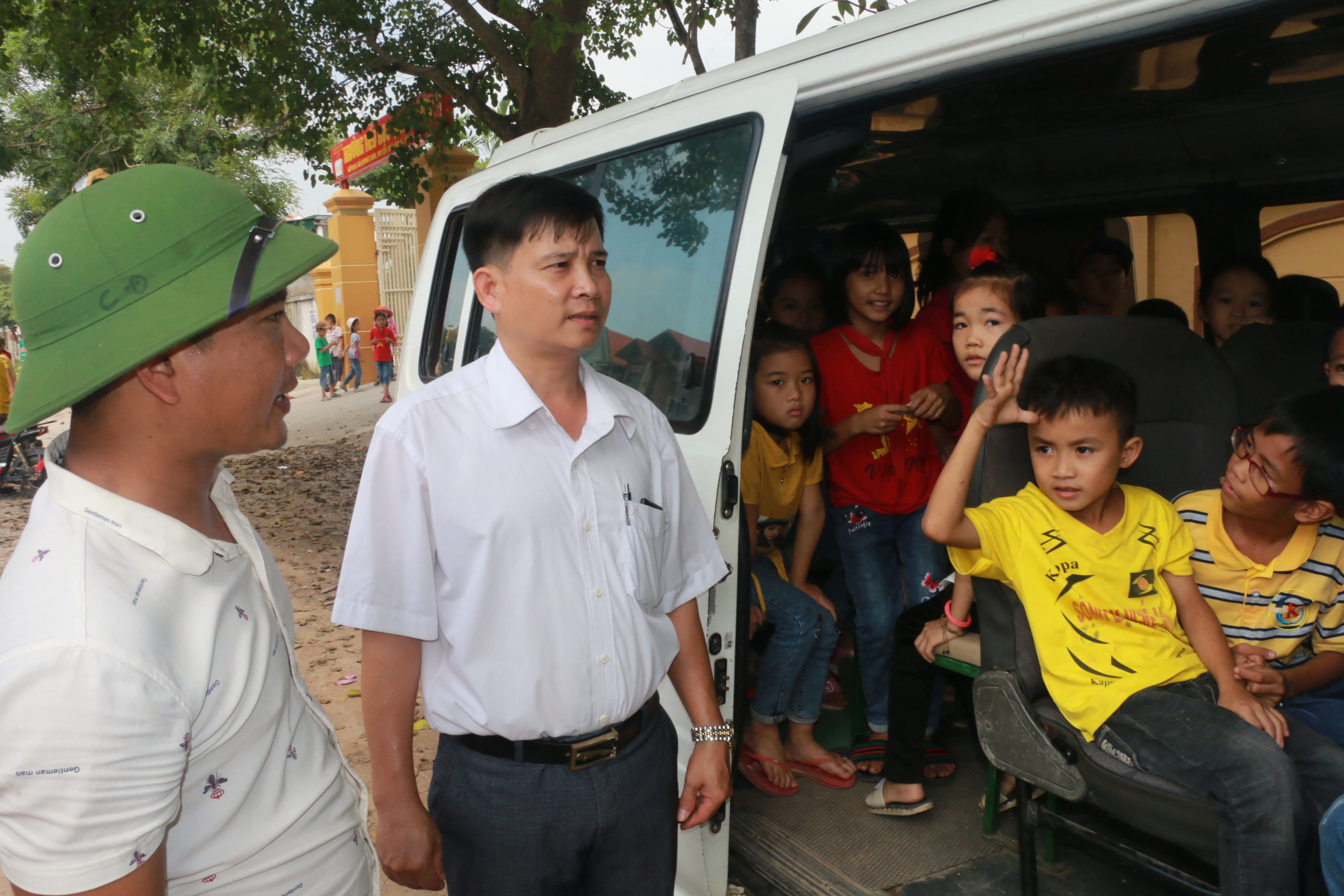 Hiệu trưởng Trường Tiểu học Quang Sơn nhắc nhở việc đưa đón học sinh về nhà